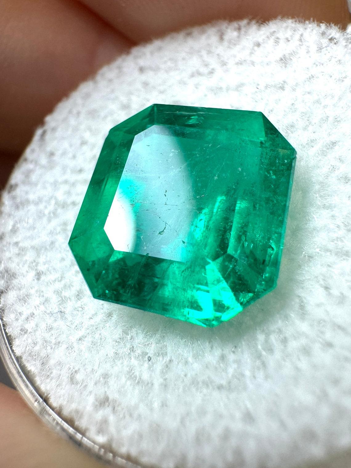 Intense 5.84 Carat Bluish Green Asscher Cut Colombian Emerald  Gem certifiée GIA en vente 1