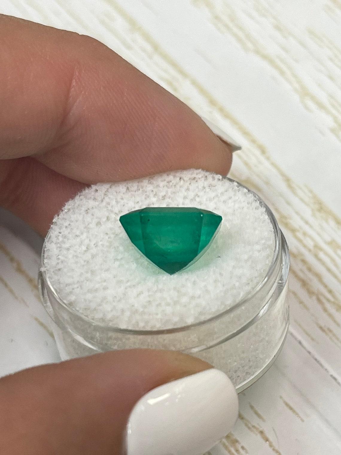 Intense 5.84 Carat Bluish Green Asscher Cut Colombian Emerald  Gem certifiée GIA en vente 2
