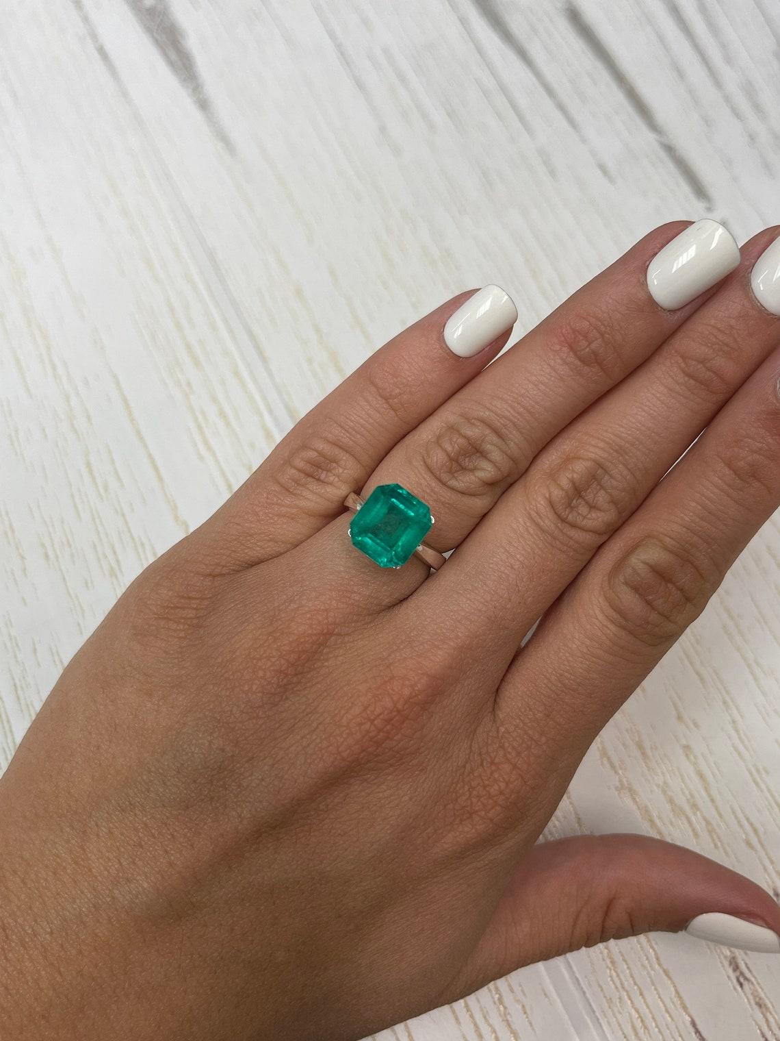 Intense 5.84 Carat Bluish Green Asscher Cut Colombian Emerald  Gem certifiée GIA en vente 3
