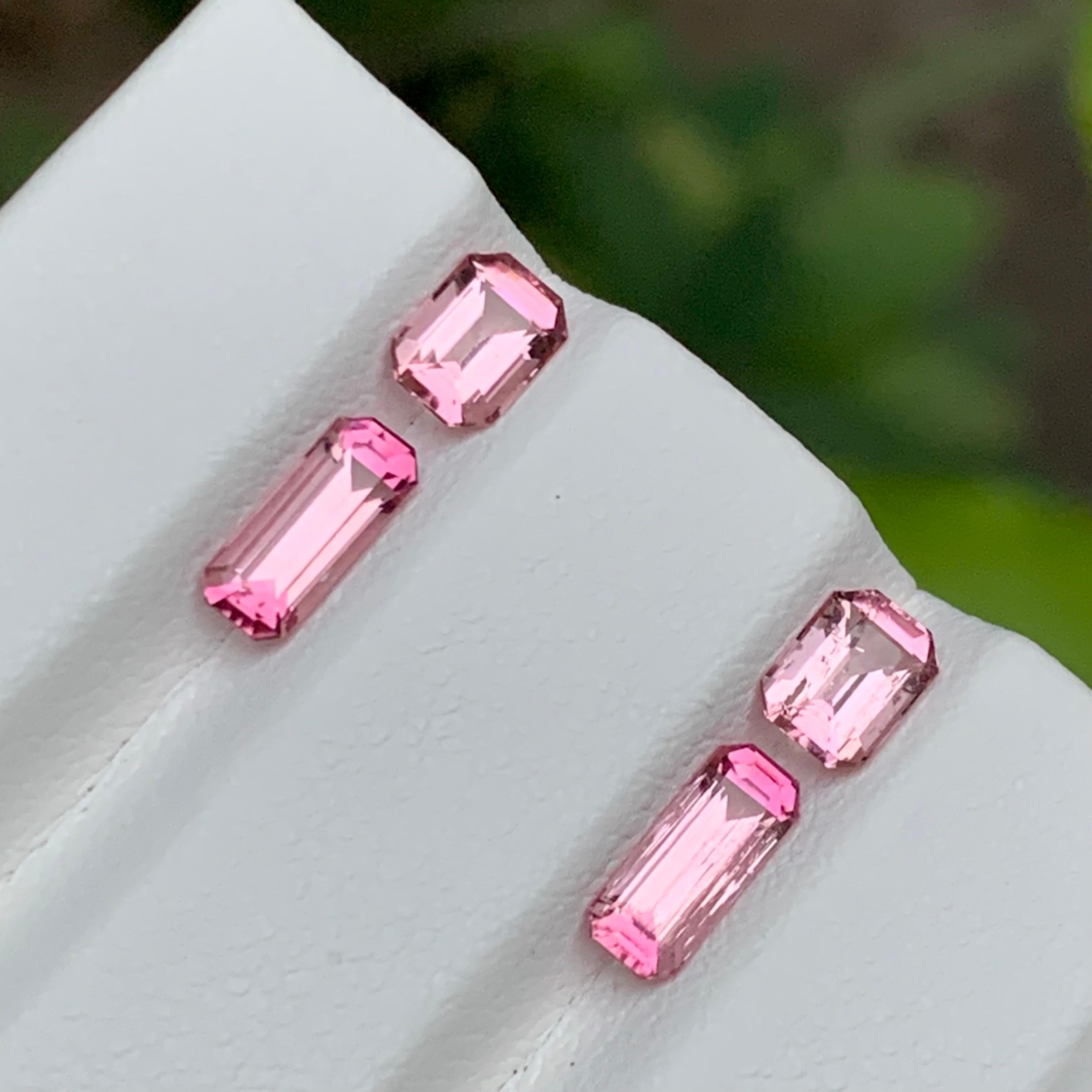 Coppia di gemme sfuse di tormalina naturale rosa intenso per gioielli con taglio smeraldo dall'Afghanistan!

💎 TIPO DI GEMMA: Tormalina
⚖️ PESO: 2,60 Carati
🪚 FORMA E TAGLIO: Taglio smeraldo 
📏 DIMENSIONE (MM): 
Coppia piccola: 1,10 carati (5,61
