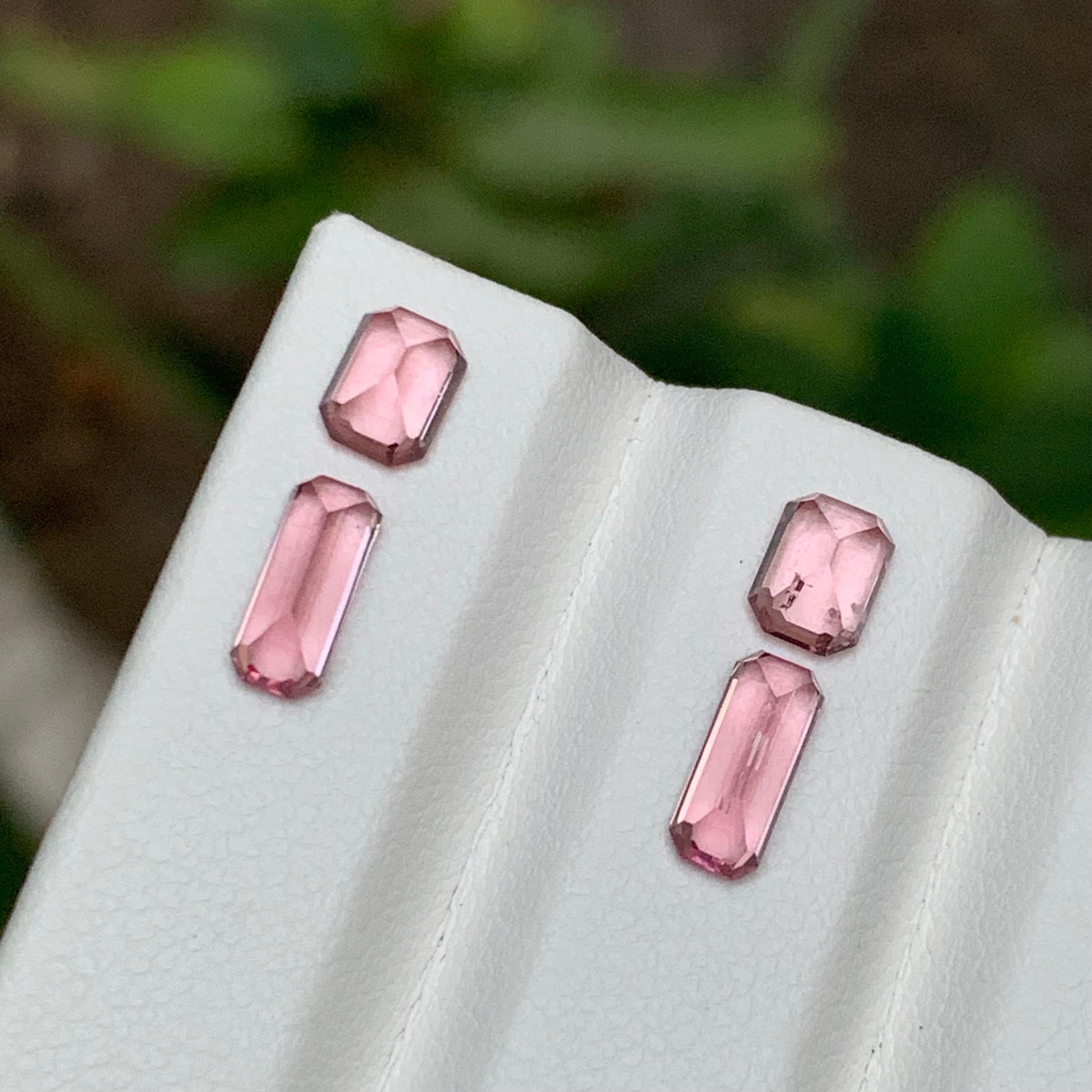 Orecchini con tormalina naturale rosa intenso, coppia di gemme da 2,60 carati con taglio a smeraldo In condizioni Nuovo in vendita a Peshawar, PK