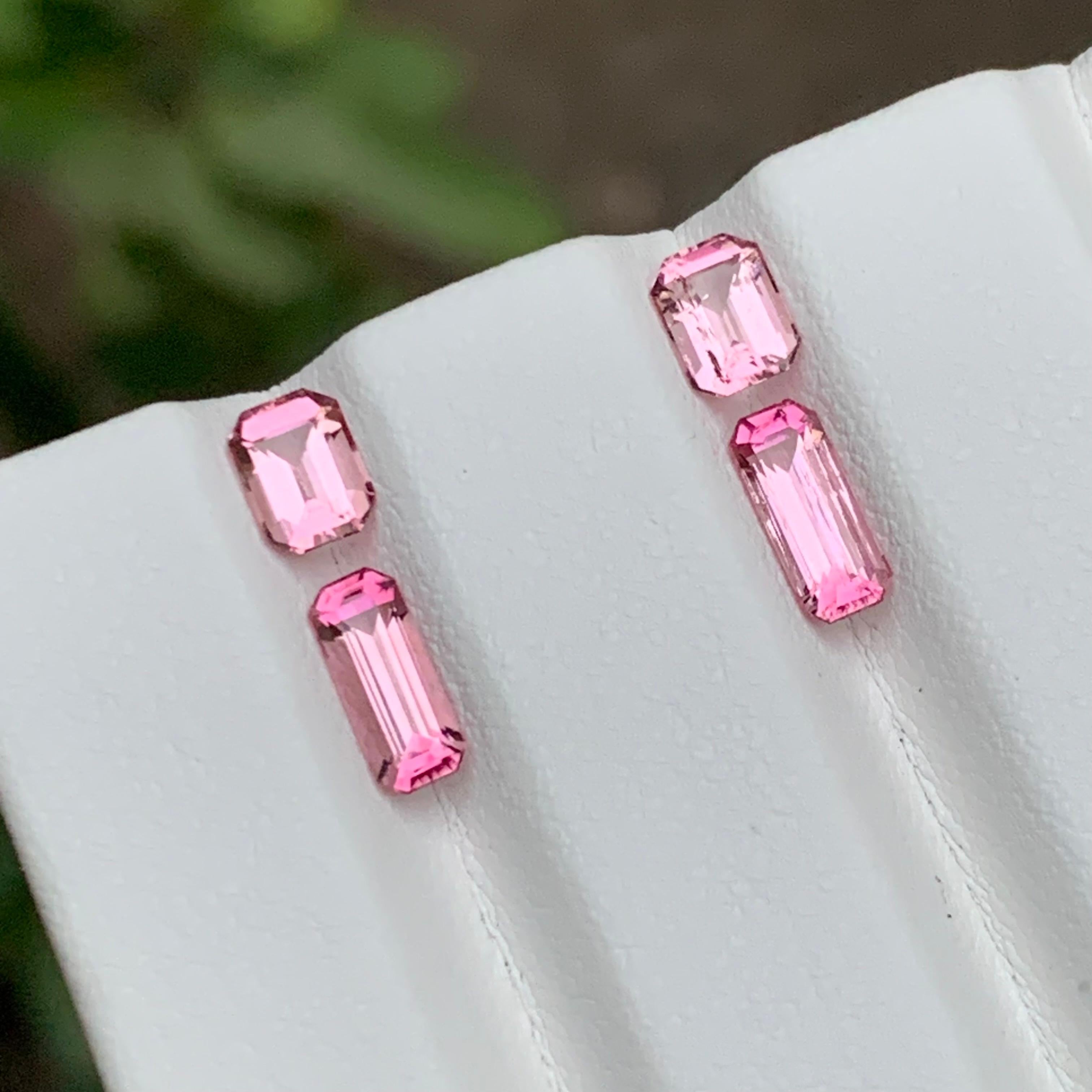 Orecchini con tormalina naturale rosa intenso, coppia di gemme da 2,60 carati con taglio a smeraldo in vendita 1