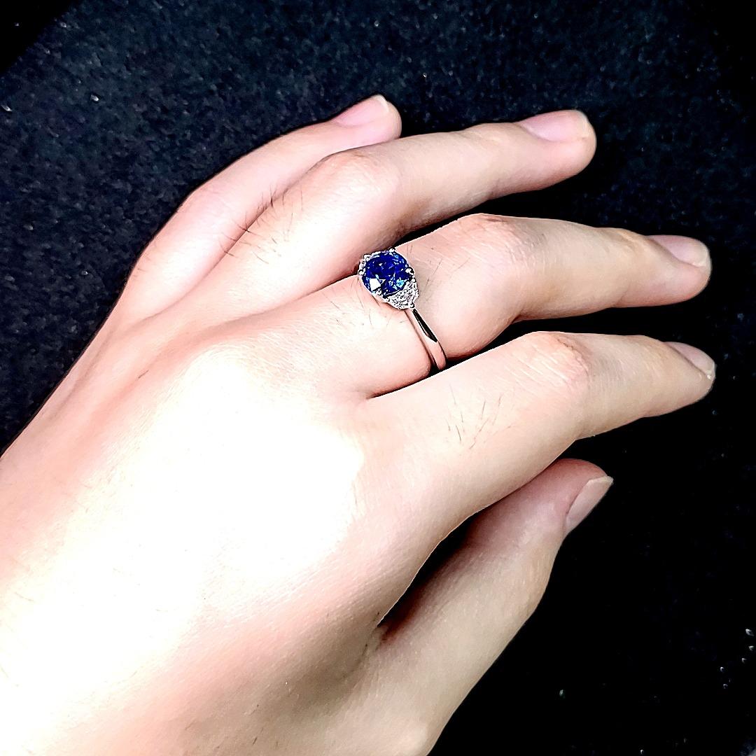 Women's Intense Blue Round Sri Lankan Sapphire cts 1. 82 Engagement Ring  For Sale
