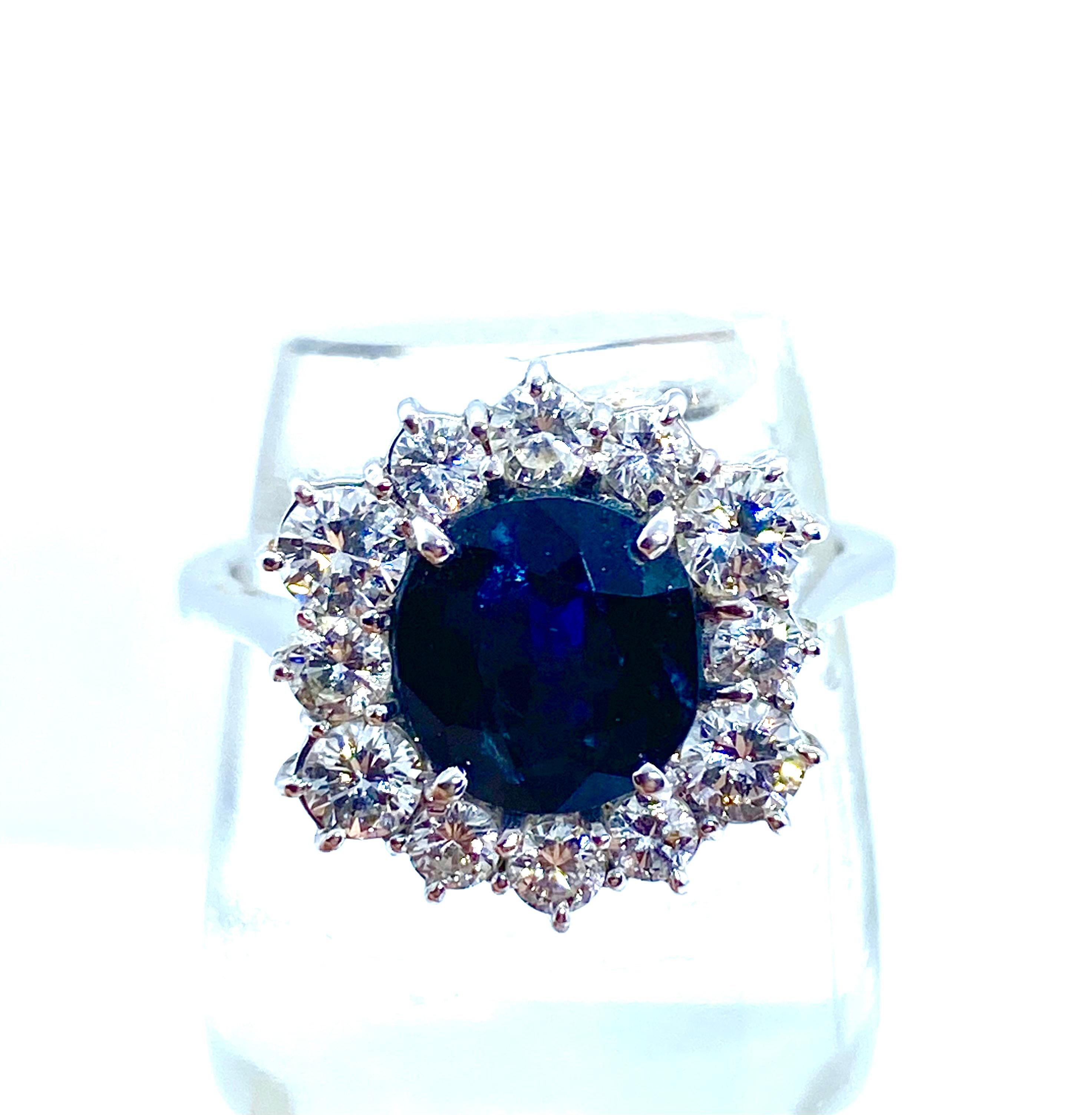 Intense Blue Sapphire and Diamonds Ring In Excellent Condition For Sale In Sežana, SI