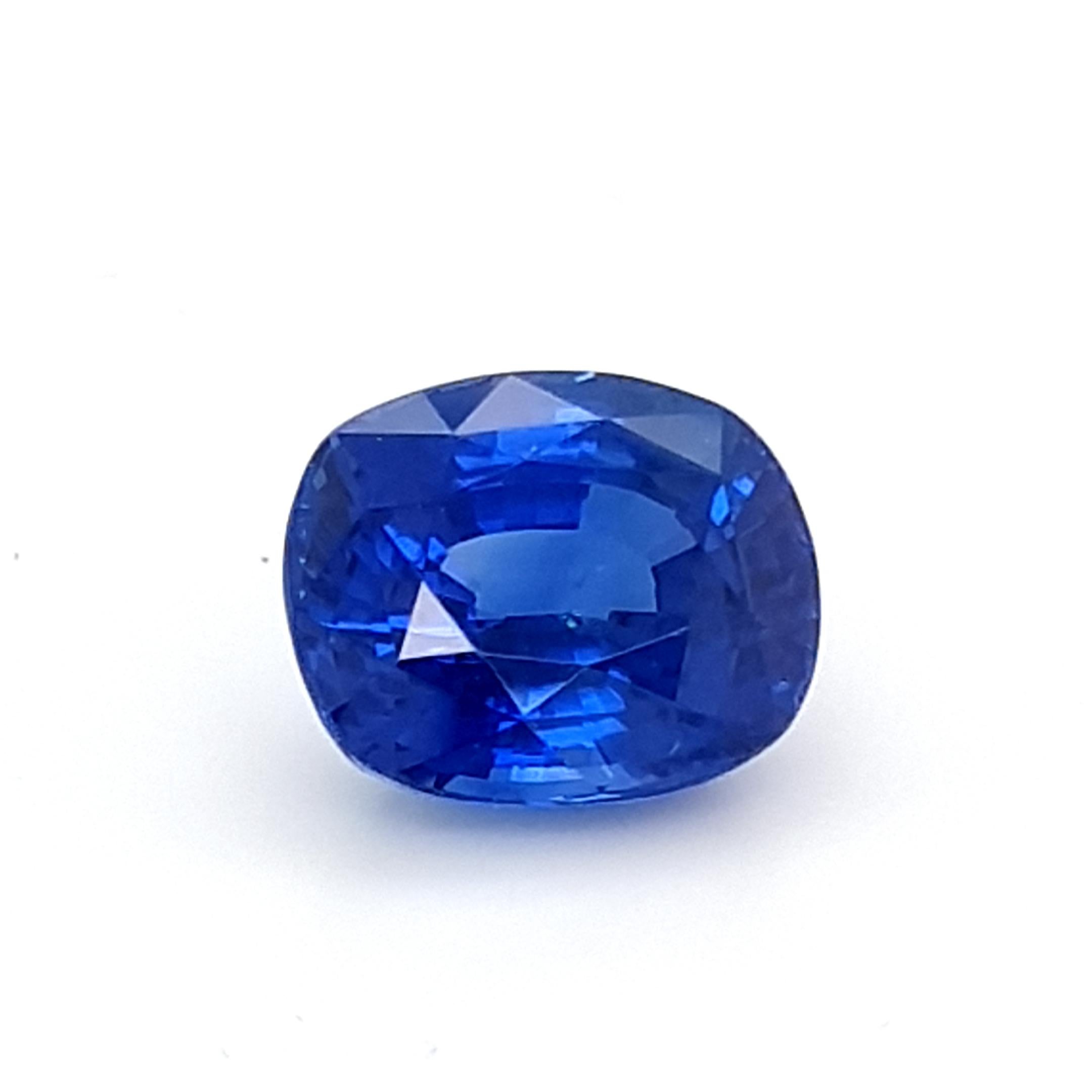 Wir freuen uns, diesen blauen Saphir von 8,24 Karat aus unserer Sammlung zum Verkauf anbieten zu können.
Dieser schöne Edelstein hat eine weiche, satte blaue Farbe und ein großes Feuer. Schnitt, Proportion und Sauberkeit ermöglichen eine sehr hohe