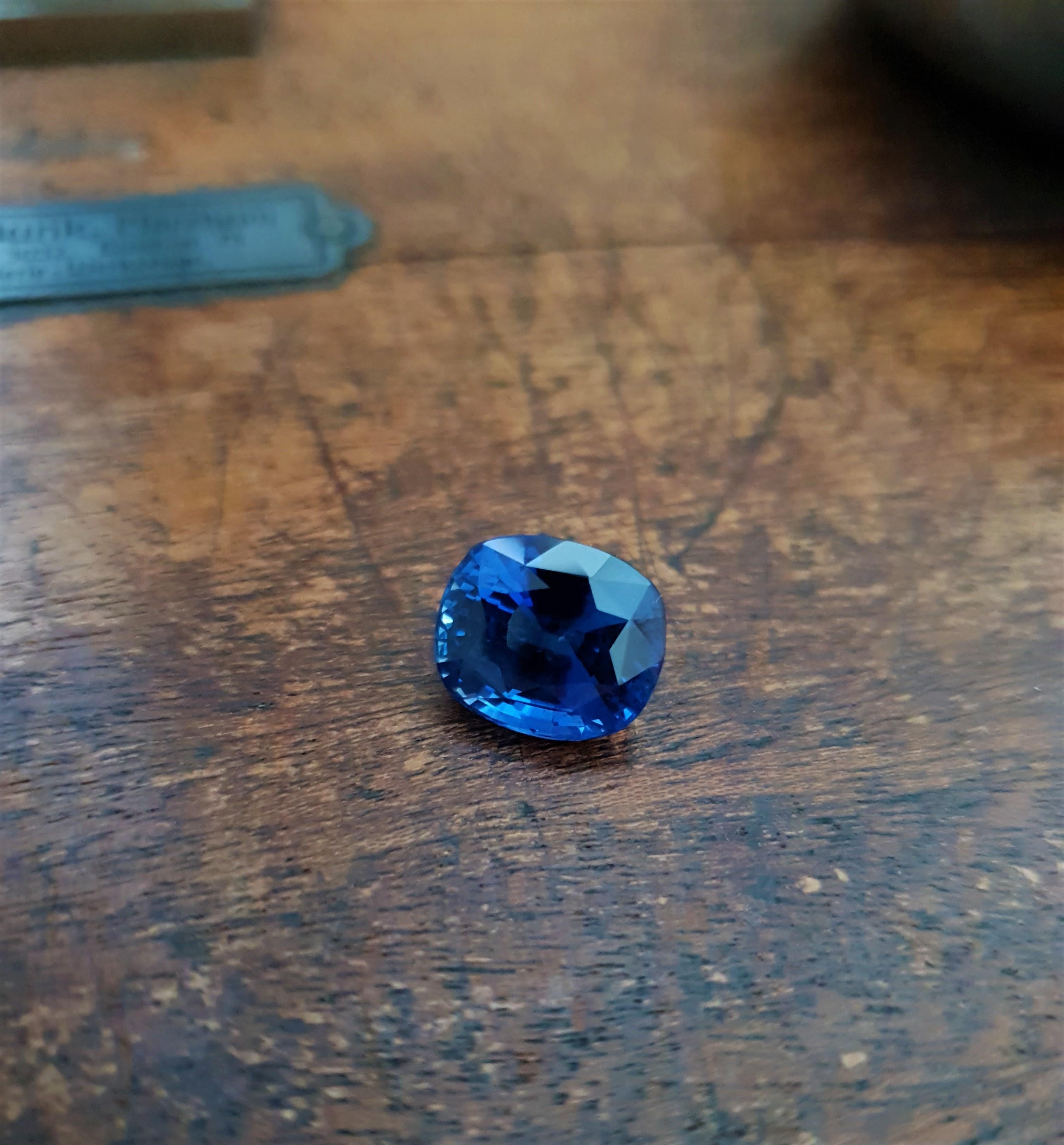 Intensiver blauer Saphir, zertifiziert, 8, 24 Karat, Edelstein (Kunsthandwerker*in)