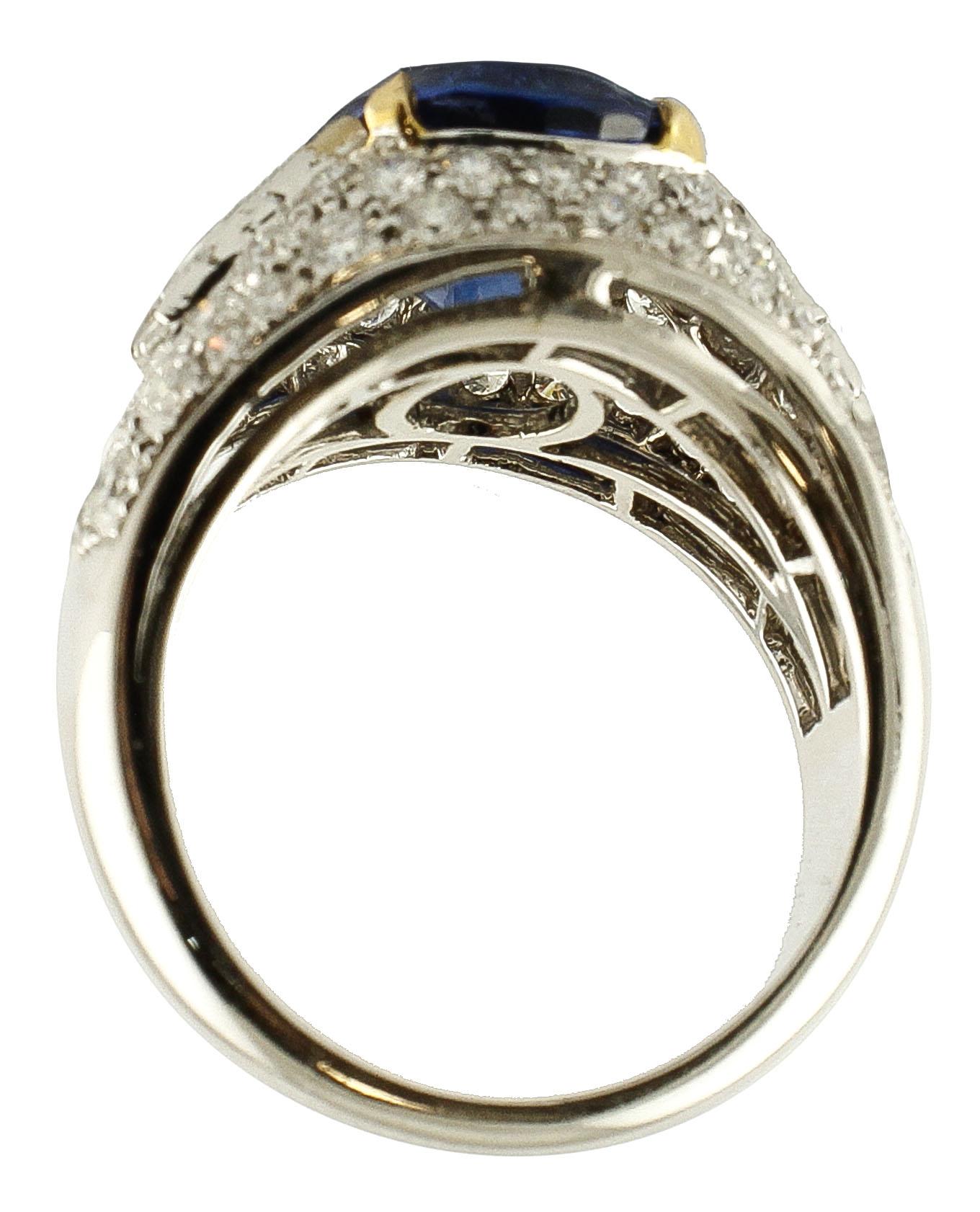 Intense Blue Sapphire, Diamonds, 18 Karat White Gold Cluster Ring In Excellent Condition In Marcianise, Marcianise (CE)