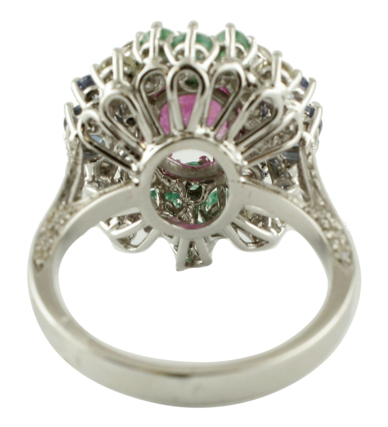 Rétro Bague grappe centrale intense en or blanc, diamants, émeraudes et saphirs bleus en vente