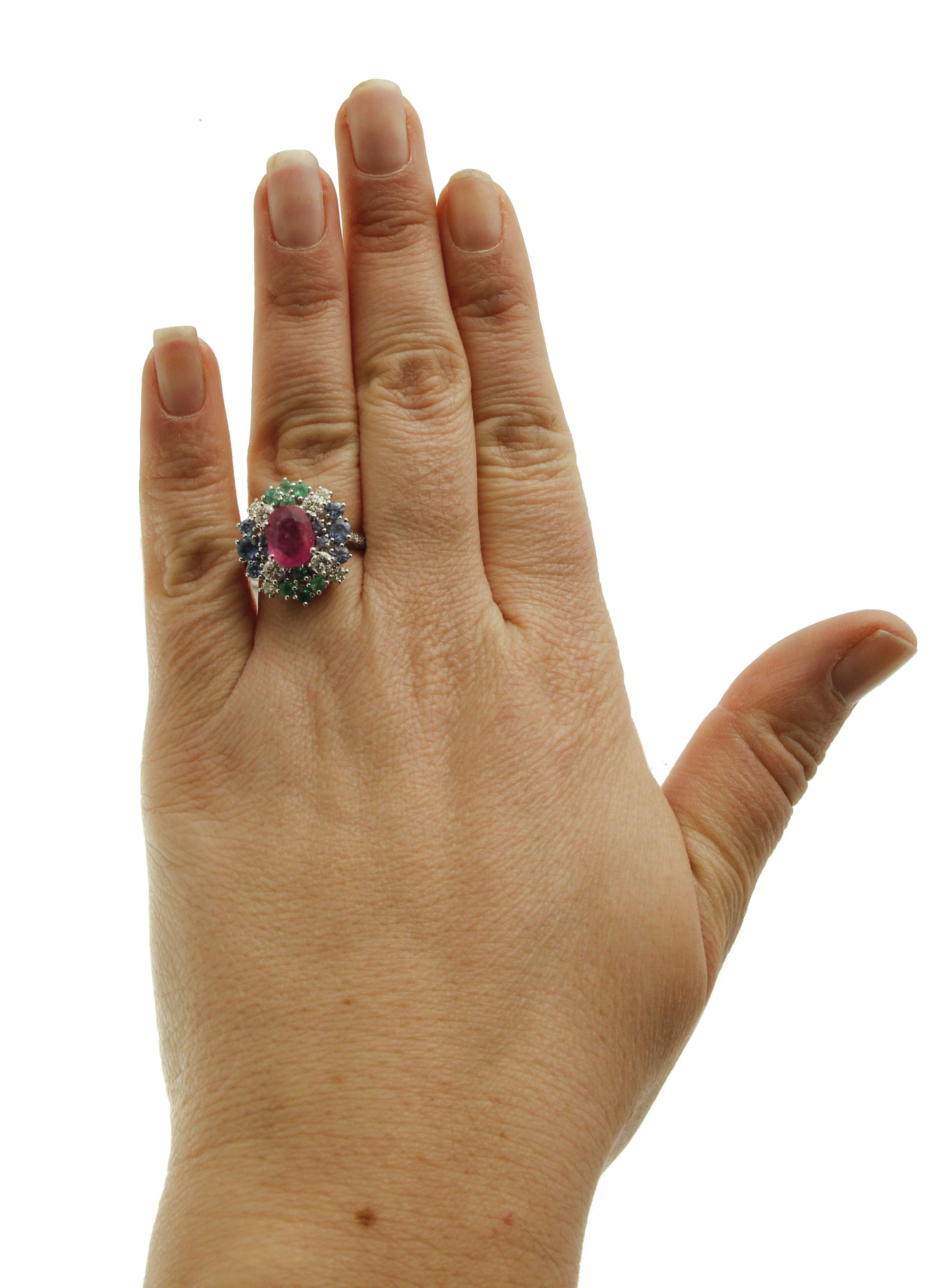 Taille mixte Bague grappe centrale intense en or blanc, diamants, émeraudes et saphirs bleus en vente