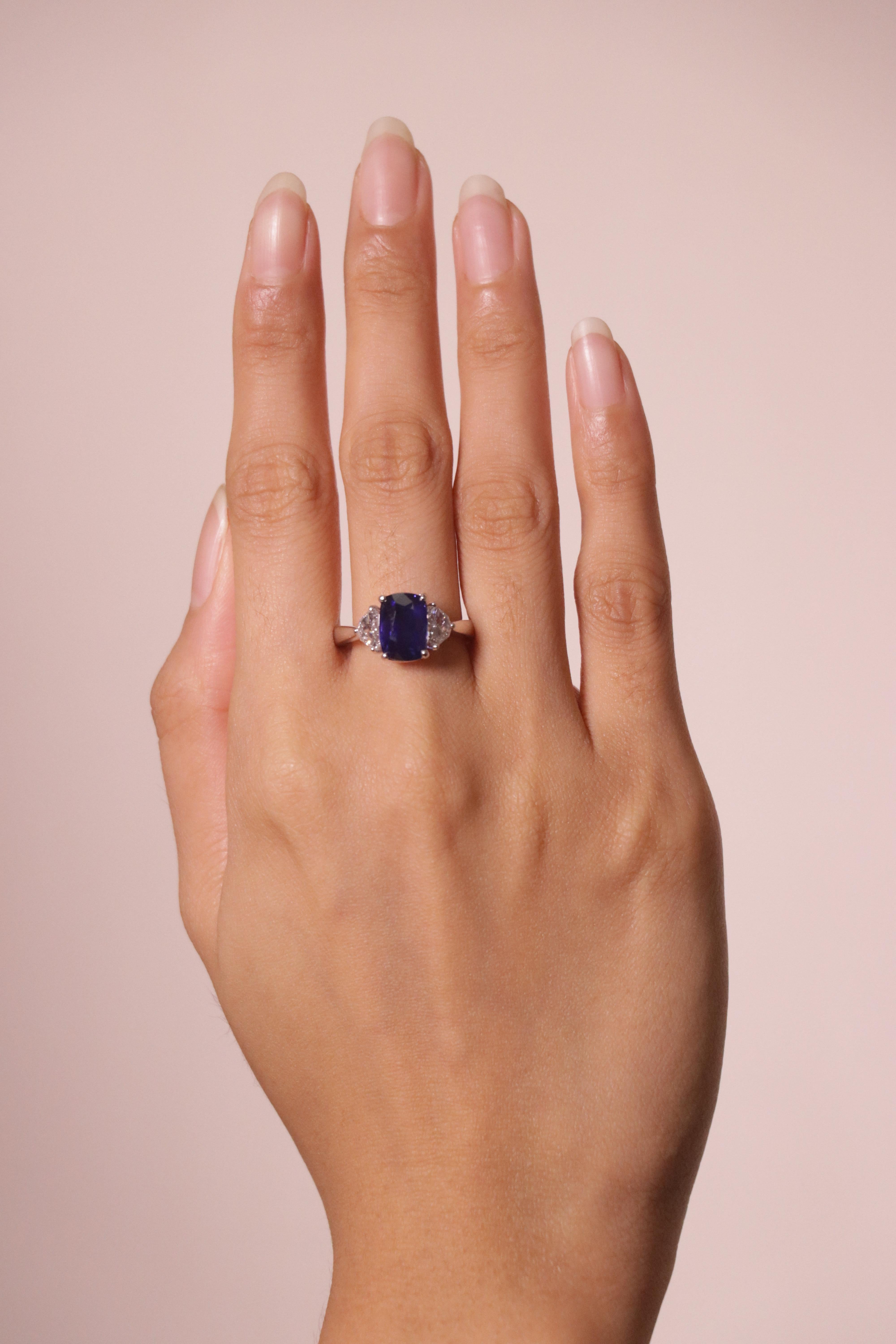 Anello di fidanzamento con zaffiro blu fiordaliso intenso e cuscino di 4,47 carati di diamanti in vendita 2