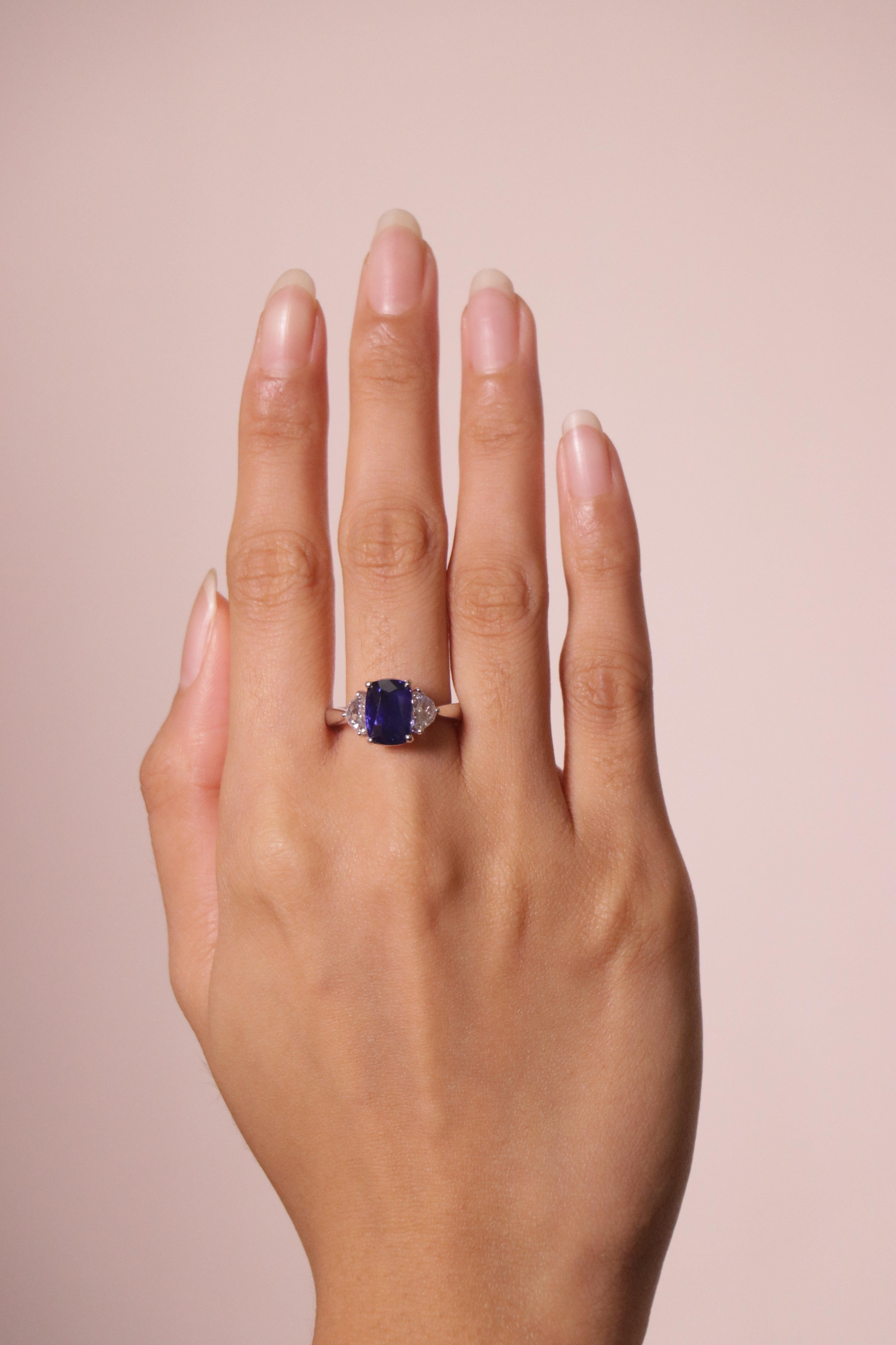 Anello di fidanzamento con zaffiro blu fiordaliso intenso e cuscino di 4,47 carati di diamanti in vendita 3