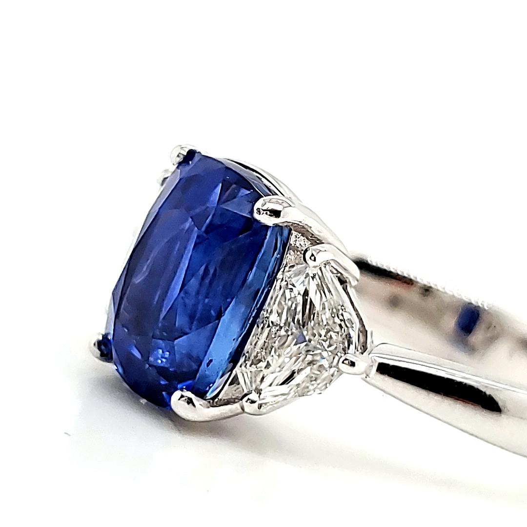 Contemporary Intense Cornflower Blue Sapphire Cushion Cts 4.47 Diamond Engagement Ring For Sale