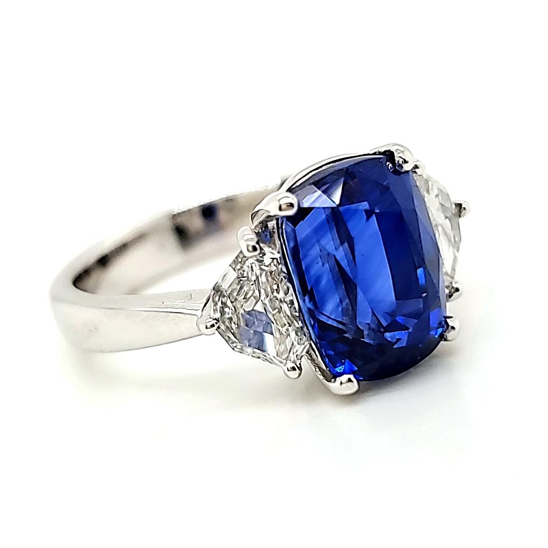 Intense Cornflower Blue Sapphire Cushion Cts 4.47 Diamond Engagement Ring In New Condition For Sale In Hong Kong, HK