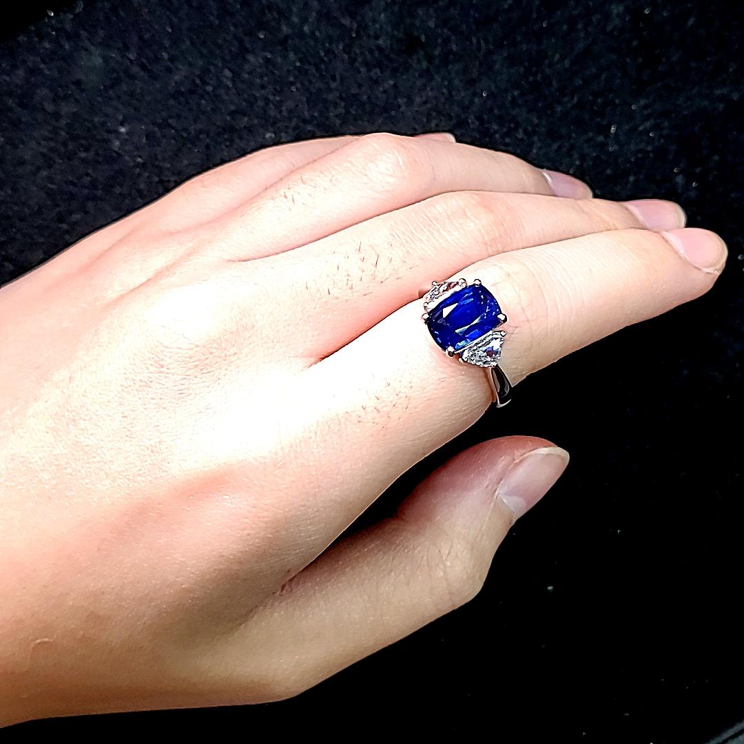 Women's Intense Cornflower Blue Sapphire Cushion Cts 4.47 Diamond Engagement Ring For Sale