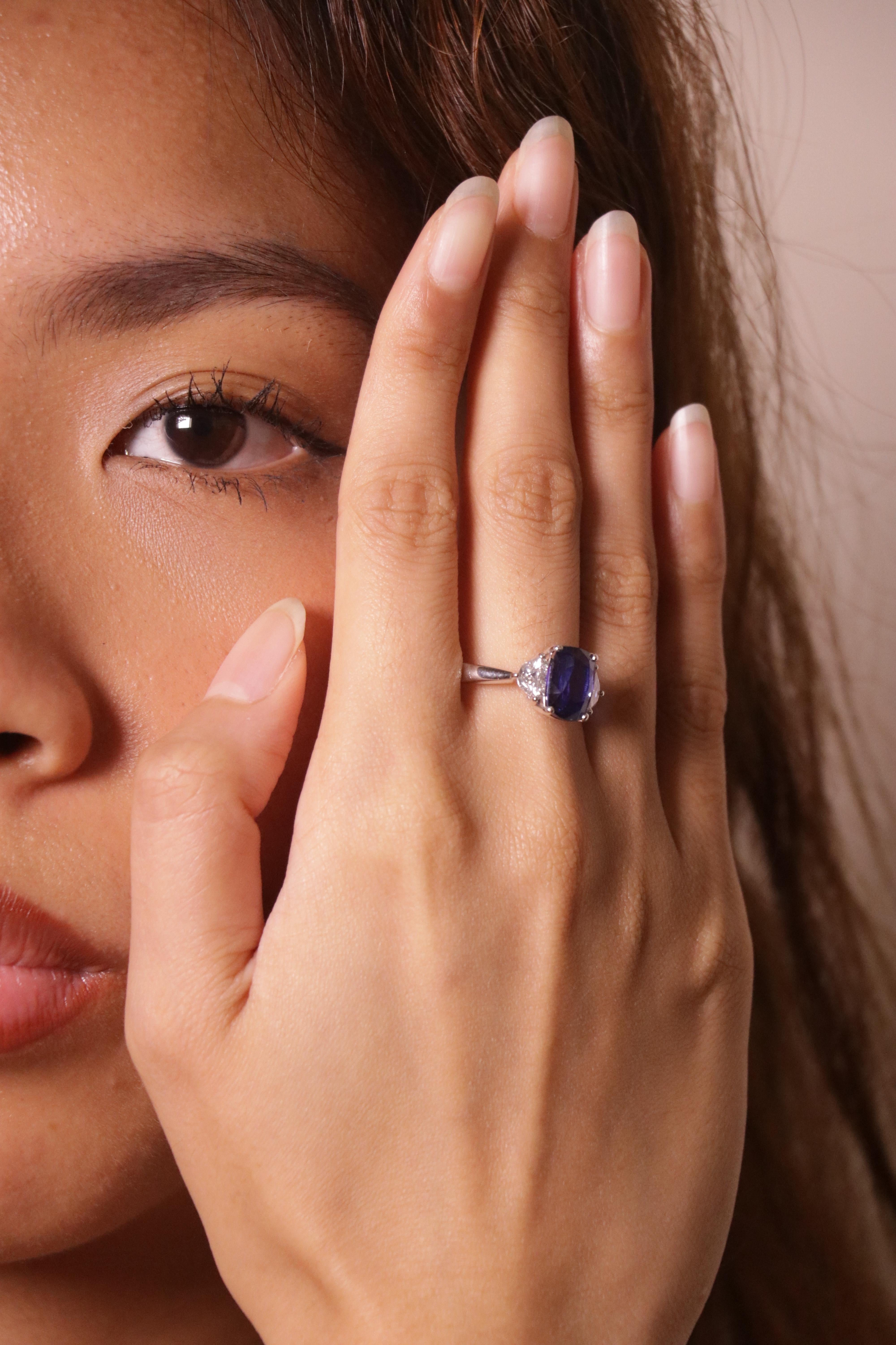 Donna Anello di fidanzamento con zaffiro blu fiordaliso intenso e cuscino di 4,47 carati di diamanti in vendita