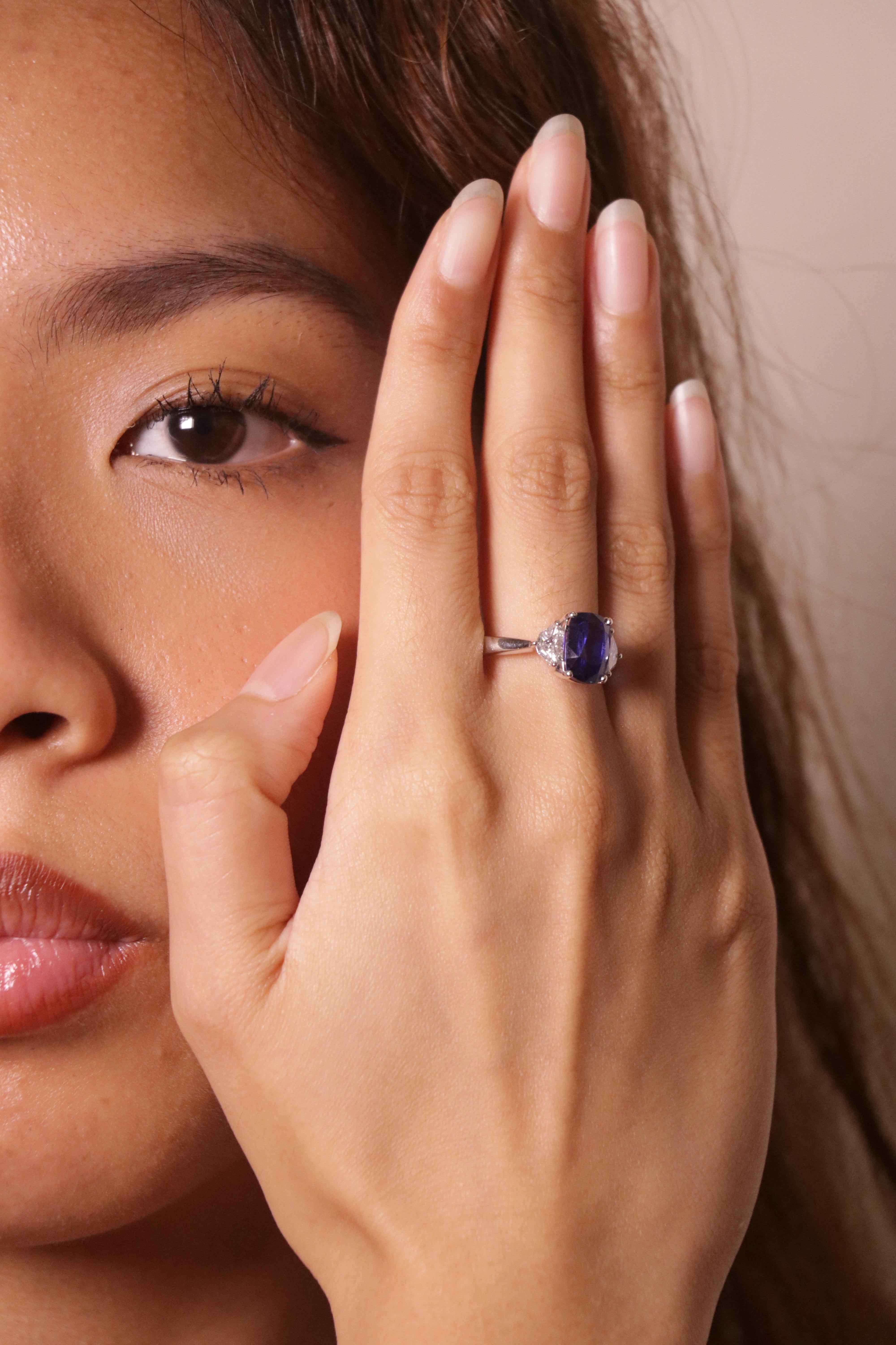 Anello di fidanzamento con zaffiro blu fiordaliso intenso e cuscino di 4,47 carati di diamanti in vendita 1