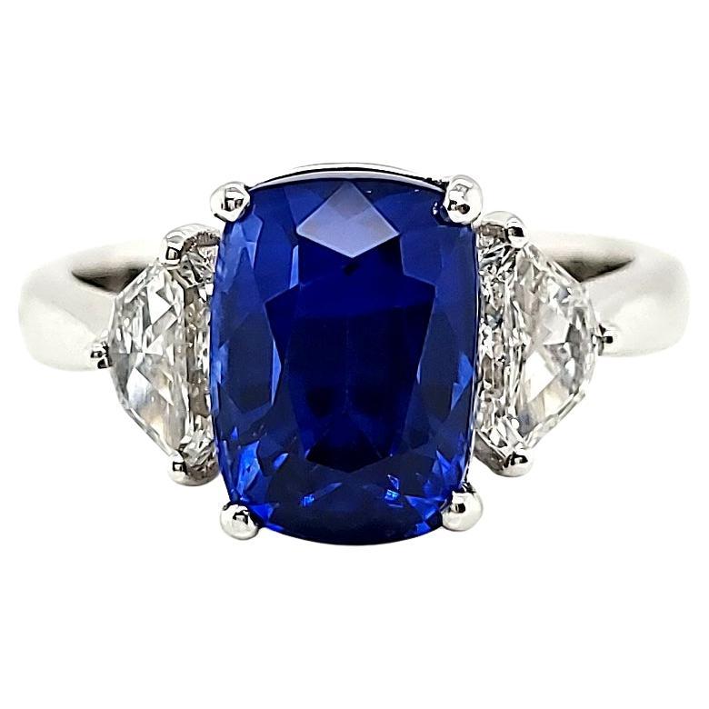 Bague de fiançailles avec saphir bleu intense taille coussin Cts 4,47 carats en vente