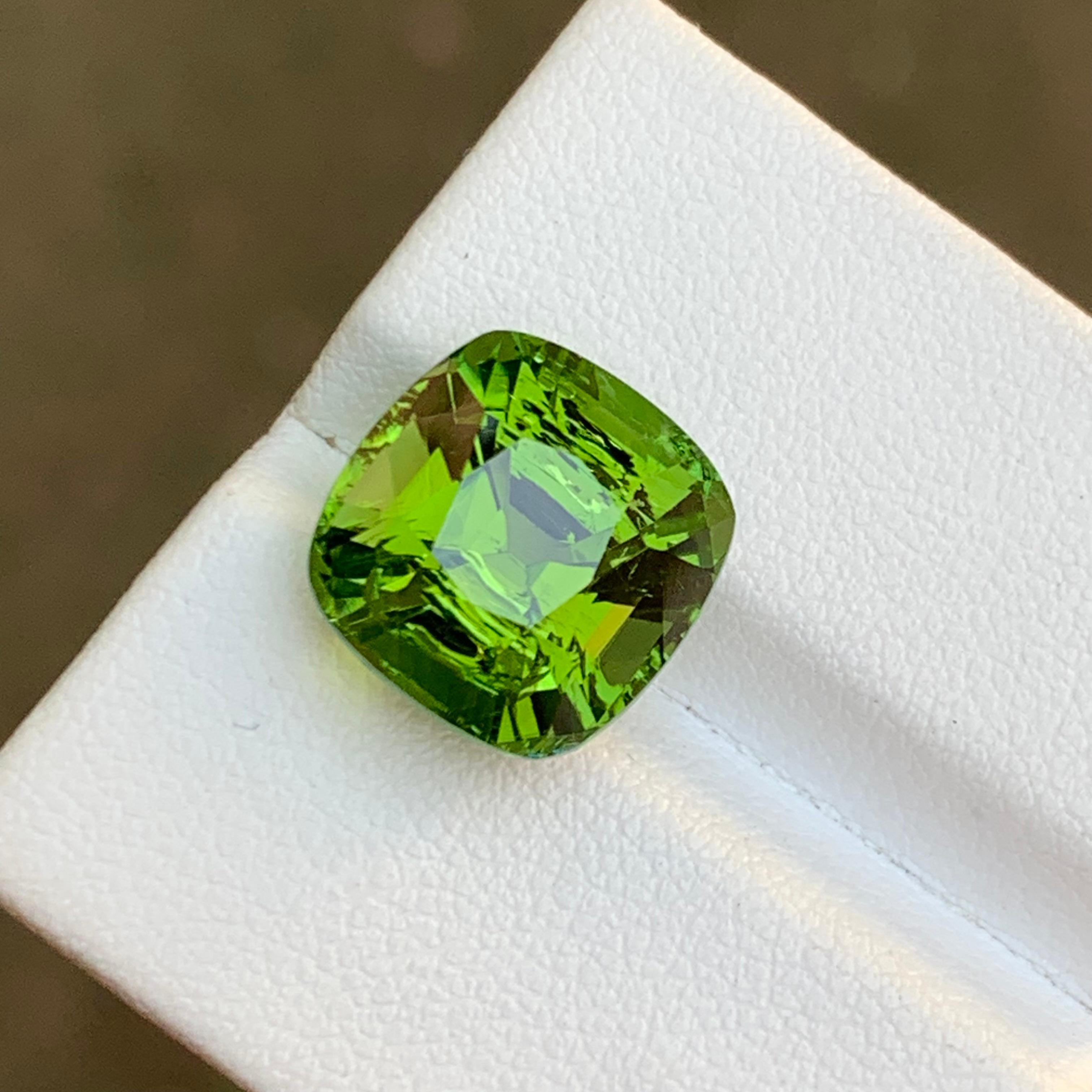 Contemporain Coussin carré vert intense tourmaline naturelle de 8,80 carats  Pendentif Jewell en vente