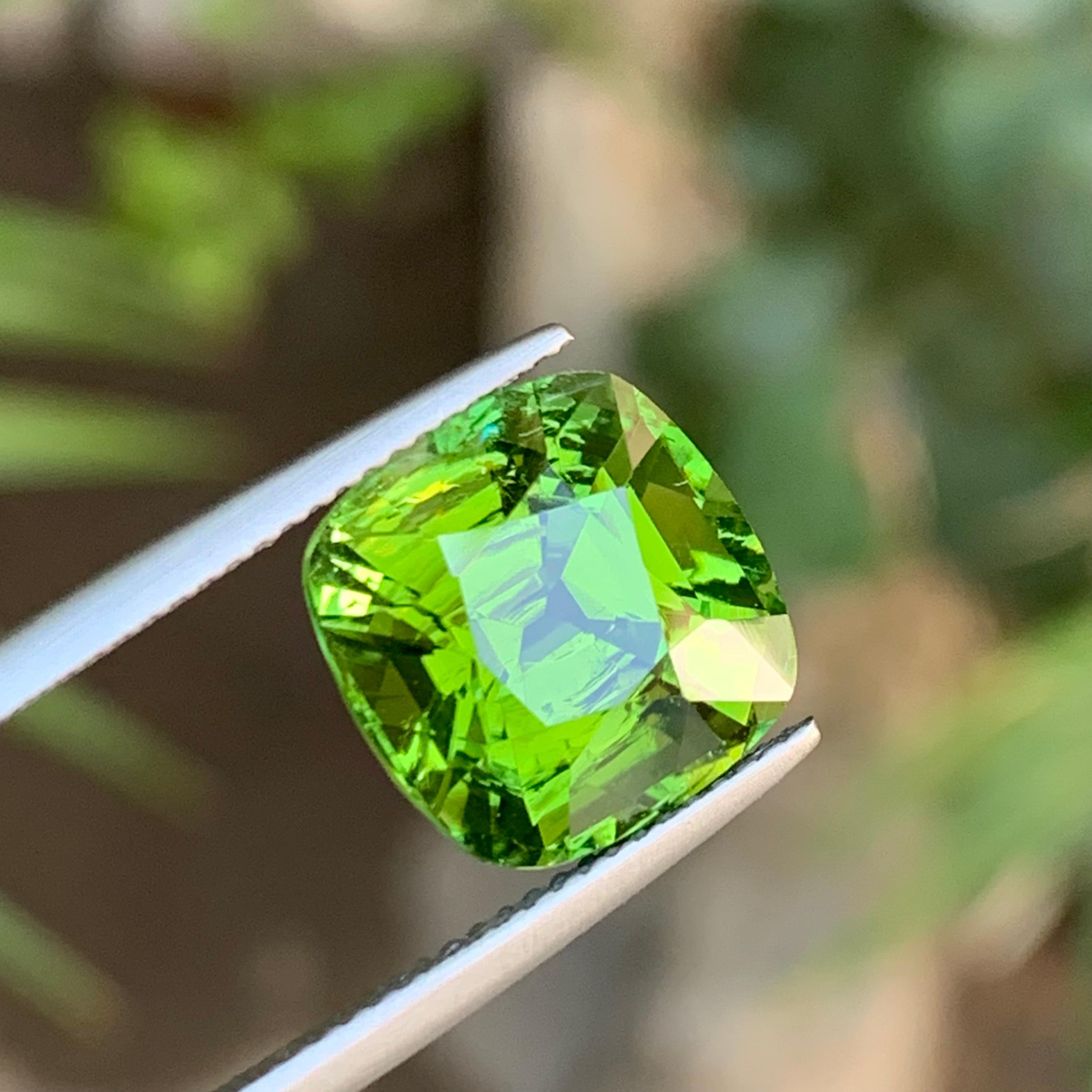 Coussin carré vert intense tourmaline naturelle de 8,80 carats  Pendentif Jewell en vente 1