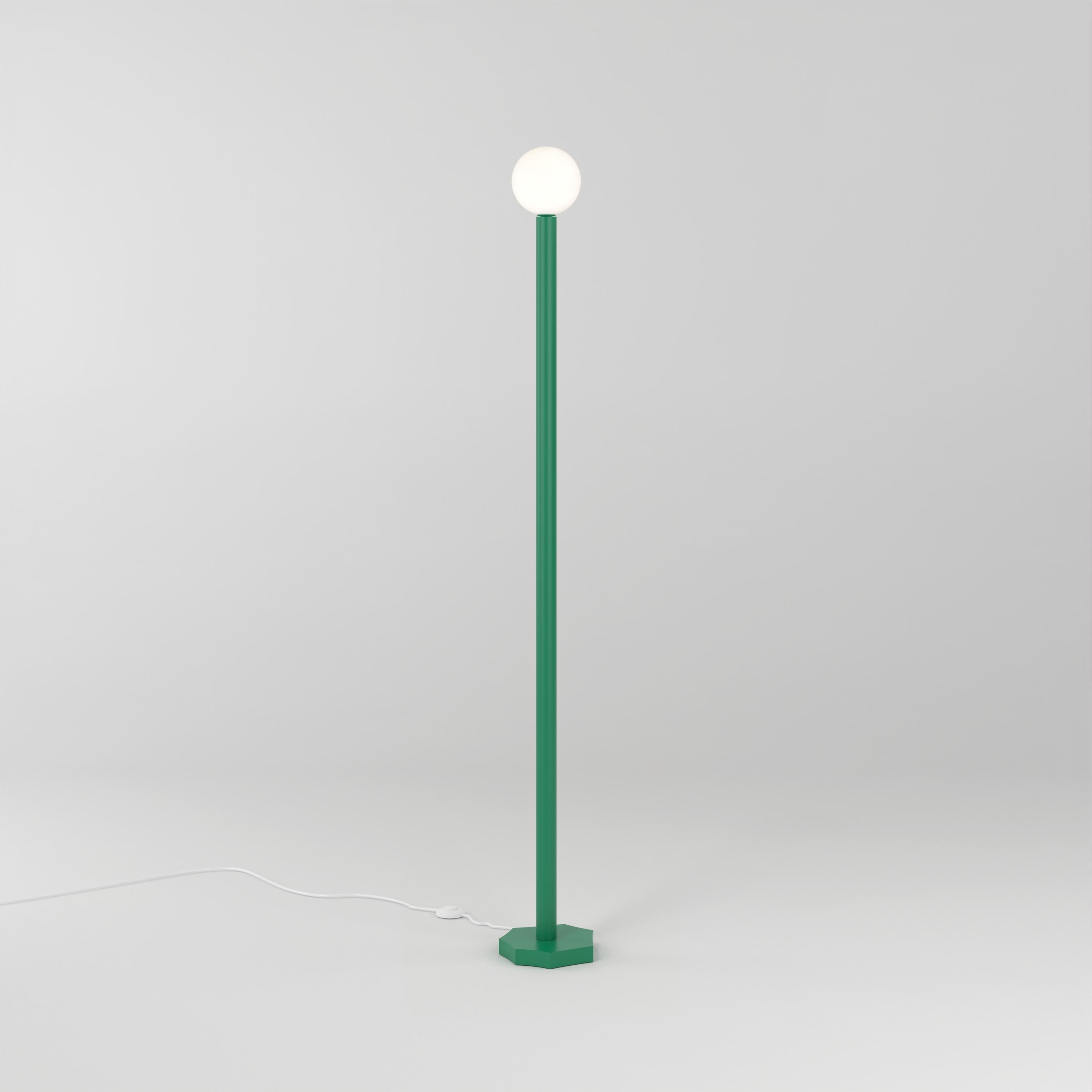 Lámpara de pie cortada de contornos verdes intensos de Atelier Areti
Dimensiones: P 20,4 x A 156,7 cm.
Materiales: Metal con recubrimiento en polvo, cristal blanco.

Disponible en base cilíndrica cortada, base de forma libre o base de forma