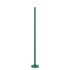 Lampe de sol découpée aux contours verts intenses par Atelier Areti