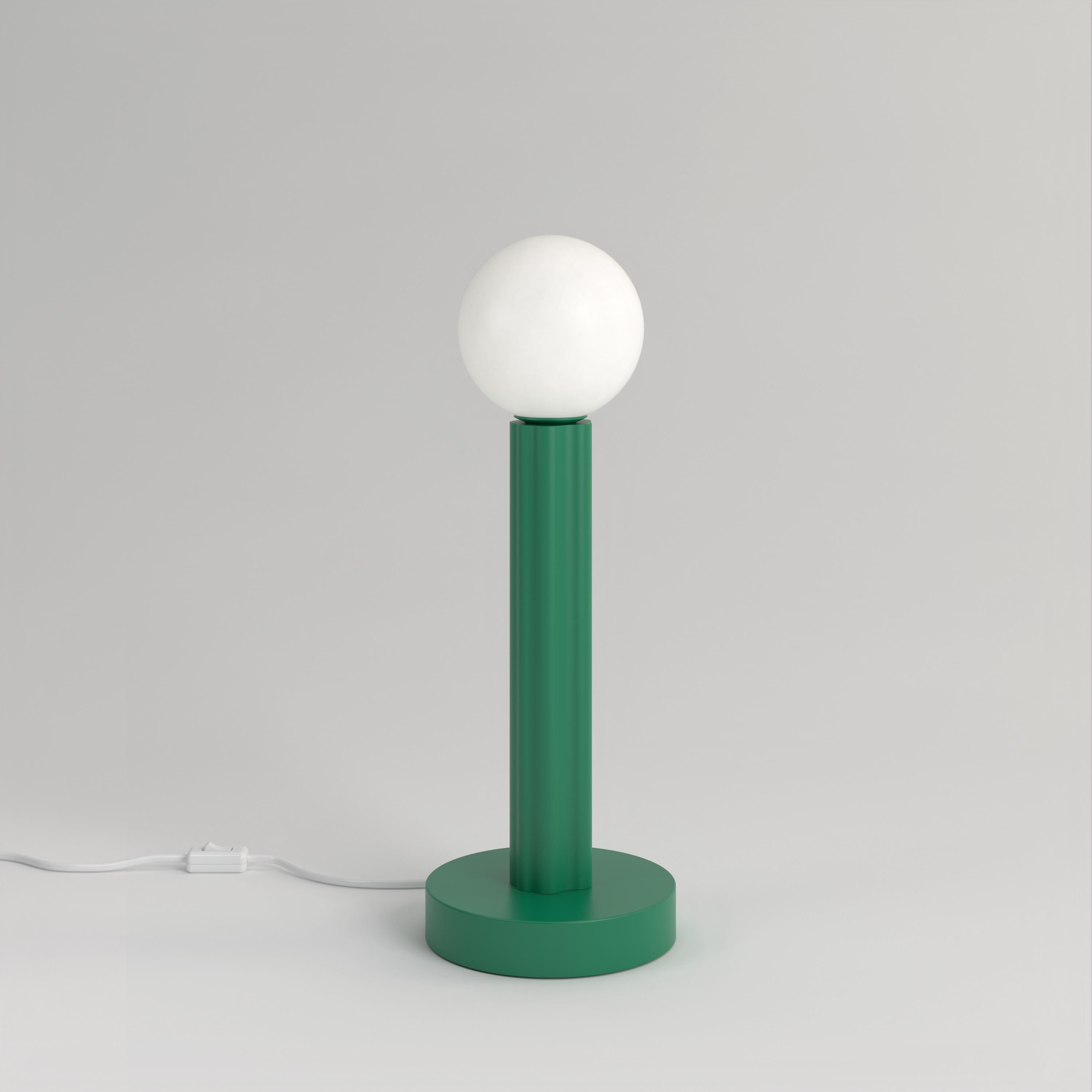 Lampe de bureau vert intense par Atelier Areti
Dimensions : D 12,3 x H 34,5 cm.
Matériaux : Métal revêtu de poudre, verre blanc.

Disponible dans d'autres couleurs. Veuillez nous contacter.

Toutes nos lampes peuvent être câblées en fonction de