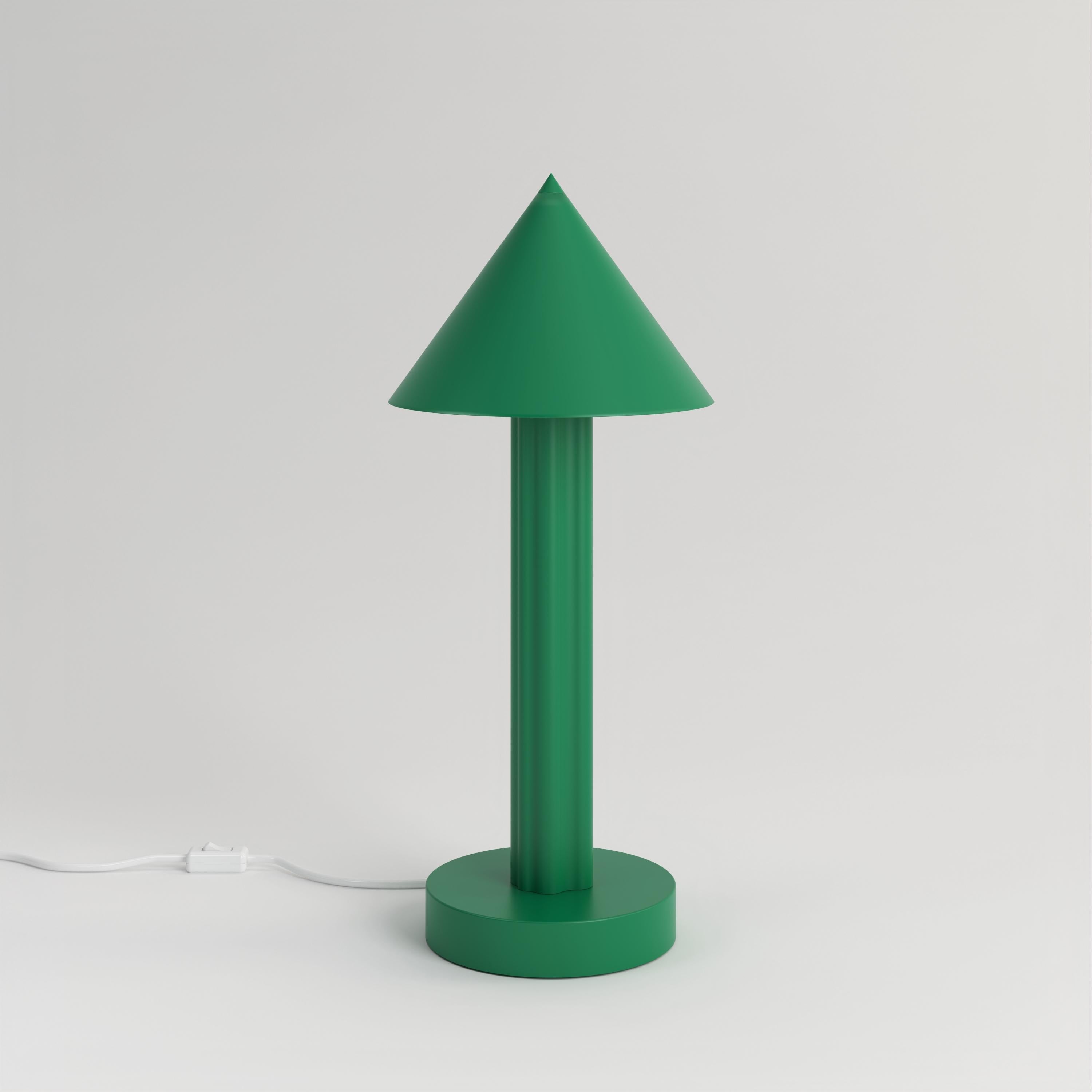 Lampe de bureau vert intense par Atelier Areti
Dimensions : D 16 x H 40,5 cm.
Matériaux : Métal peint par poudrage.

Disponible dans d'autres couleurs. Veuillez nous contacter.

Toutes nos lampes peuvent être câblées en fonction de chaque pays. Si