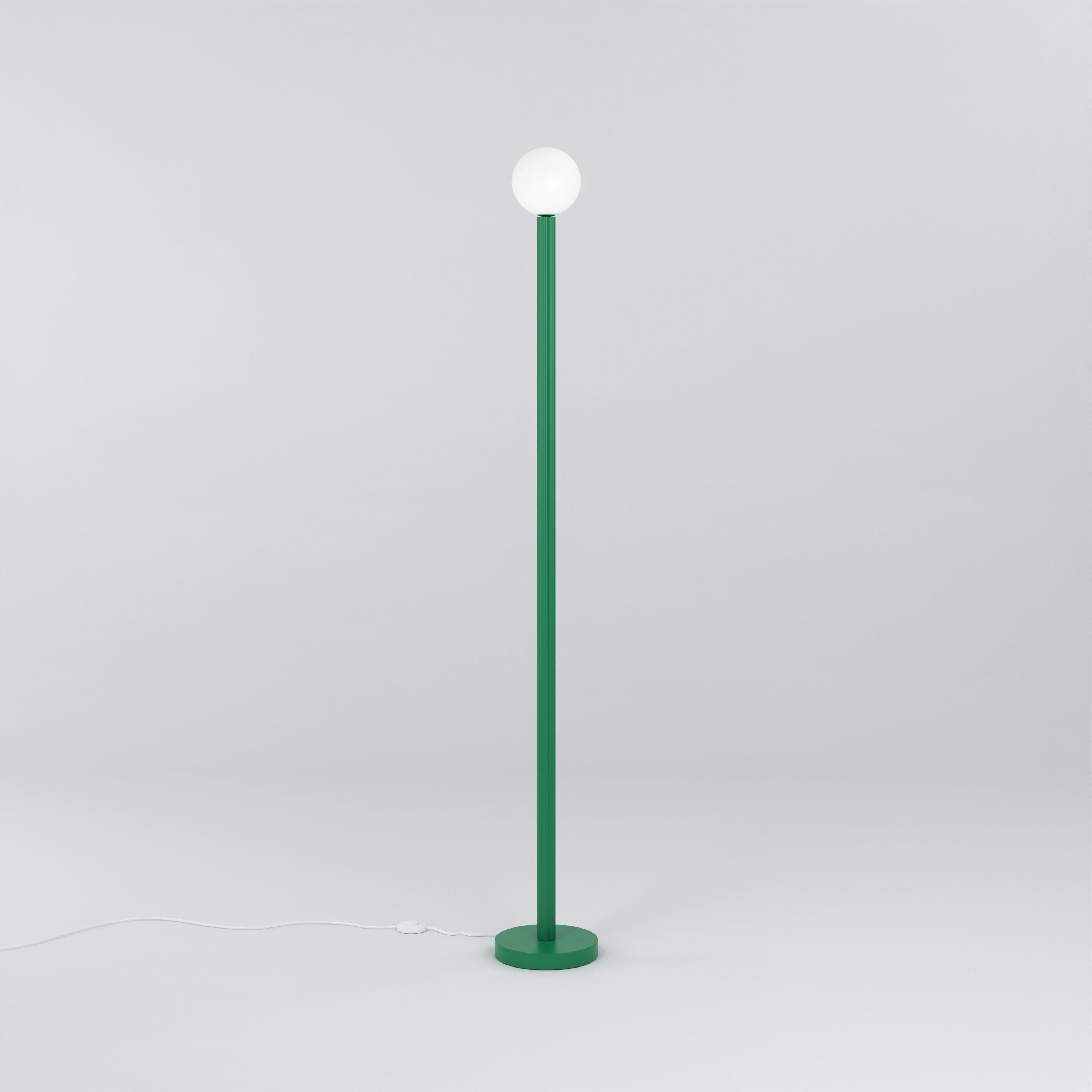 Lámpara de pie Perfiles Verde Intenso de Atelier Areti
Dimensiones: P 20 x A 156,7 cm.
Materiales: Metal con recubrimiento en polvo, cristal blanco.

Disponible en otros colores. Póngase en contacto con nosotros.

Todas nuestras lámparas pueden