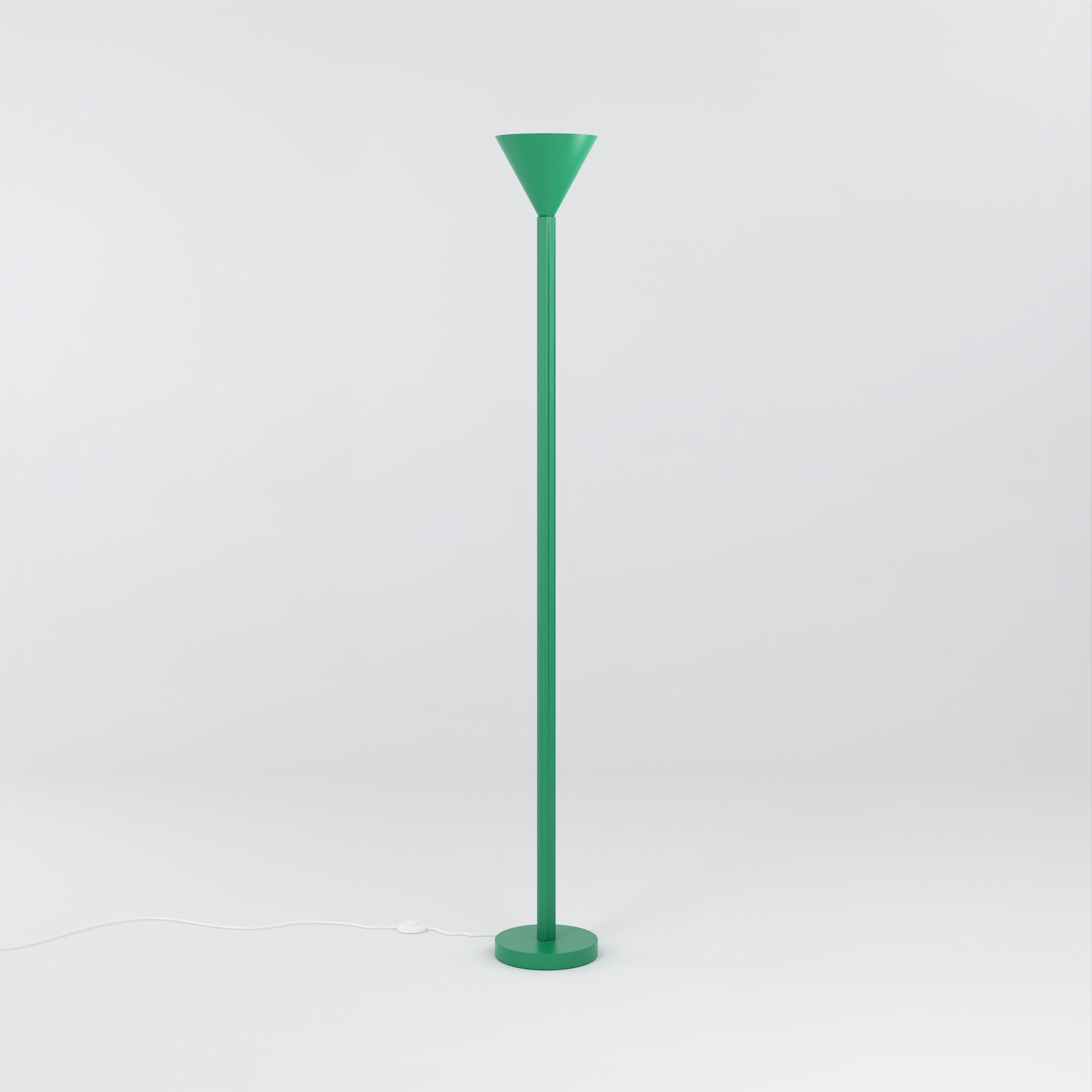 Lámpara de pie Perfiles Verde Intenso de Atelier Areti
Dimensiones: P 20 x Alt 159 cm.
Materiales: Metal con recubrimiento en polvo.

Disponible en otros colores. Póngase en contacto con nosotros.

Todas nuestras lámparas pueden cablearse según cada