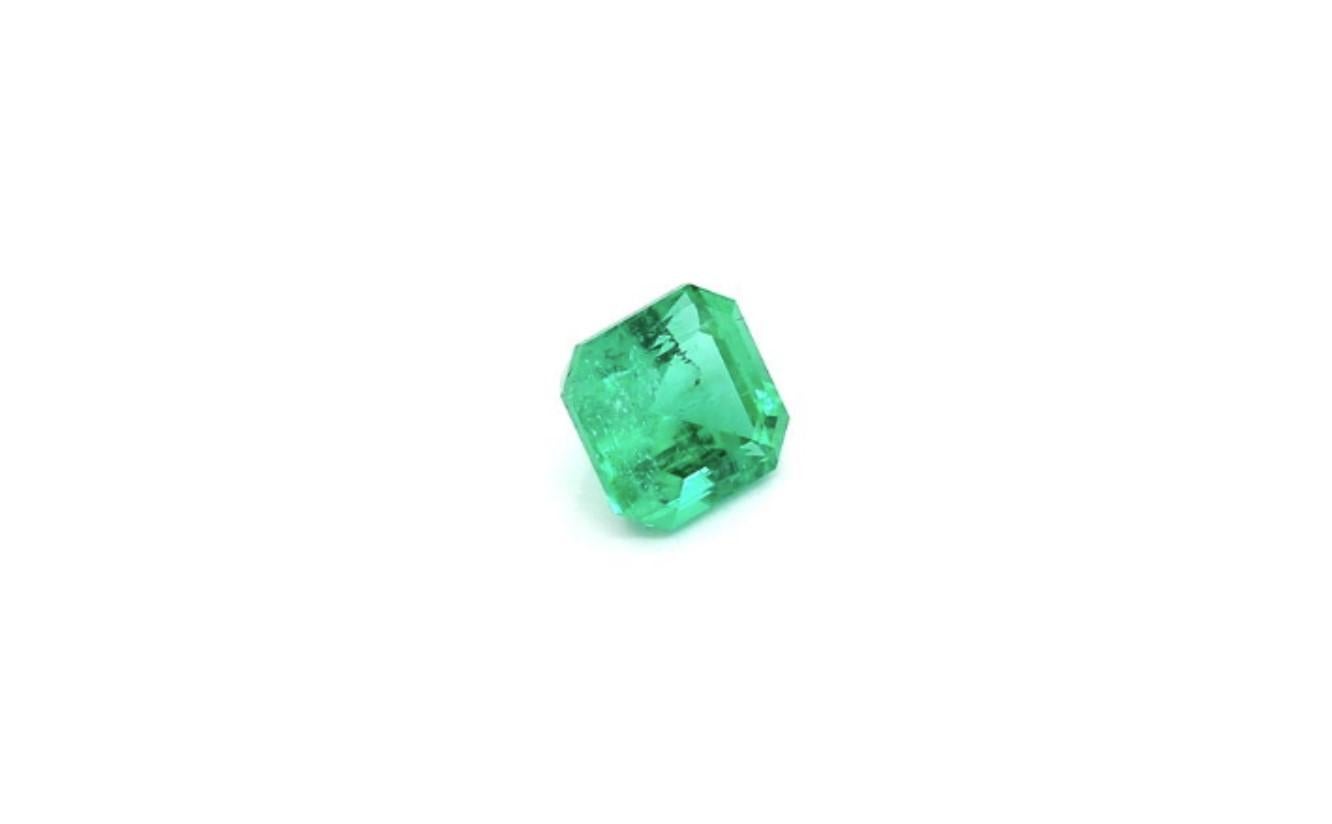 Intense Green Russian Emerald Ring Gem 0.85 Carat Weight  In New Condition For Sale In Bangkok, TH