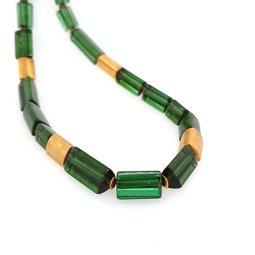 Intense Green Tourmaline Crystal Beaded Necklace with 18 Carat Mat Yellow Gold In New Condition For Sale In Kirschweiler, DE