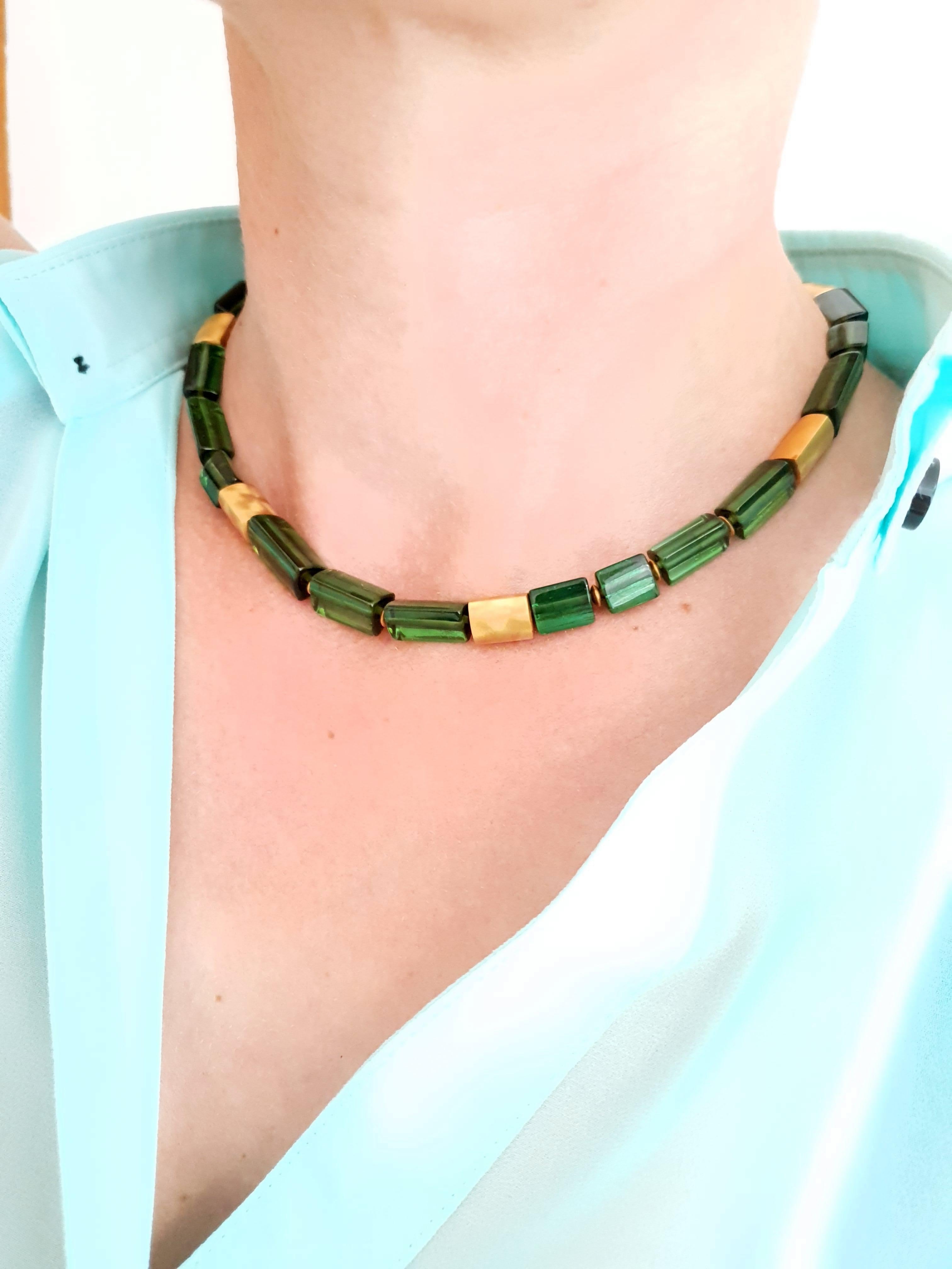 Halskette mit intensiv grünem Turmalin-Kristall-Perlen und 18 Karat mattem Gelbgold Damen im Angebot