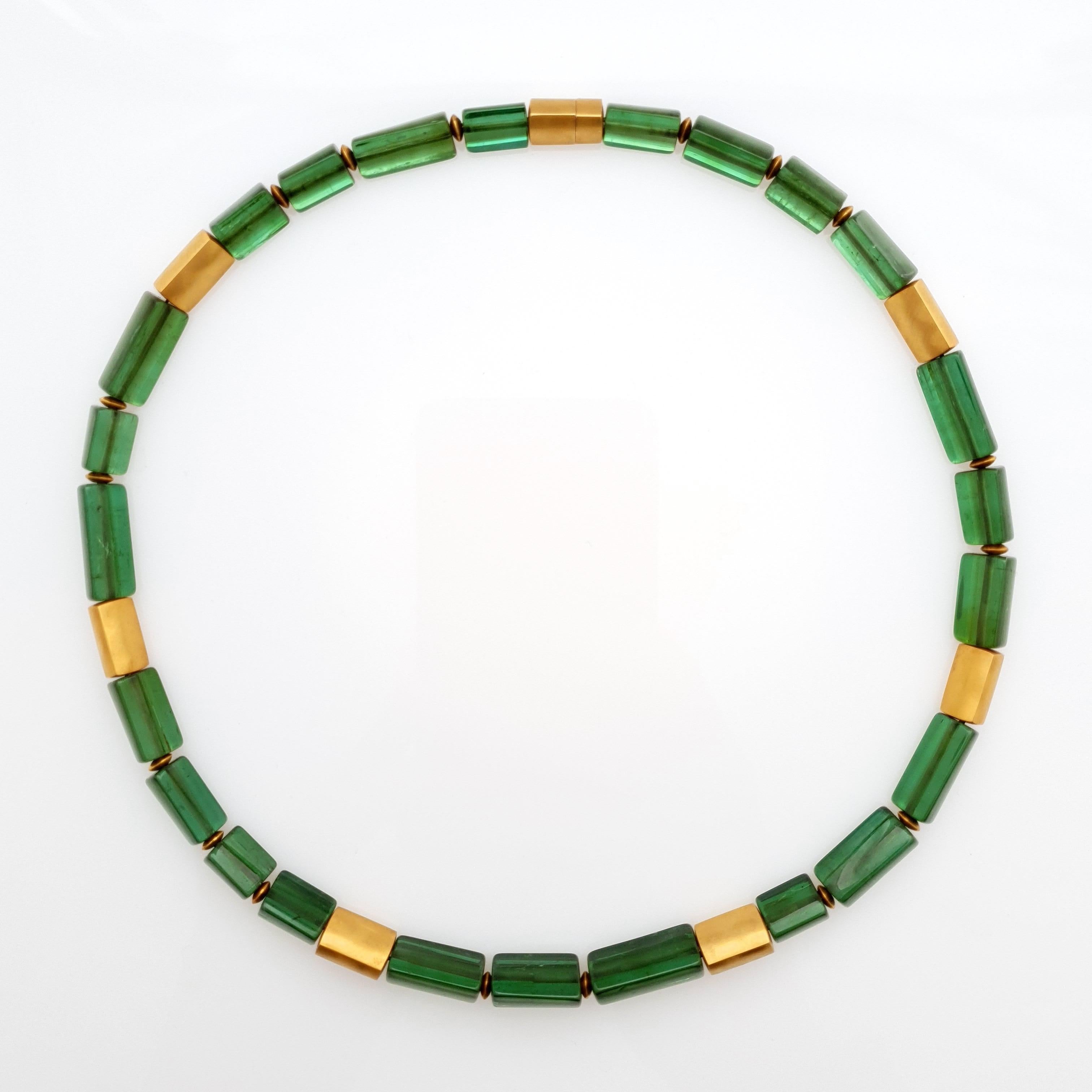 Intense Green Tourmaline Crystal Beaded Necklace with 18 Carat Mat Yellow Gold For Sale 1