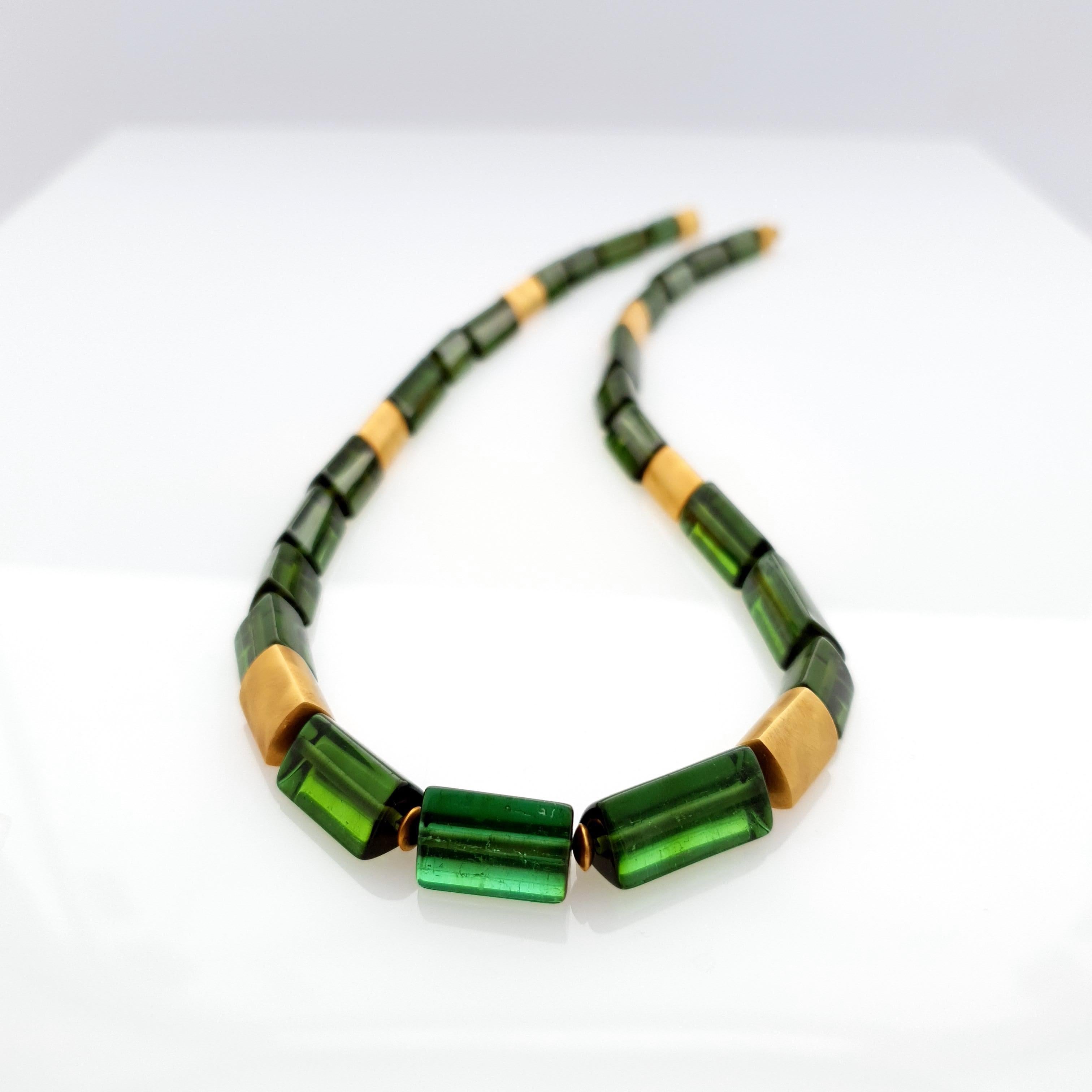Intense Green Tourmaline Crystal Beaded Necklace with 18 Carat Mat Yellow Gold For Sale 2