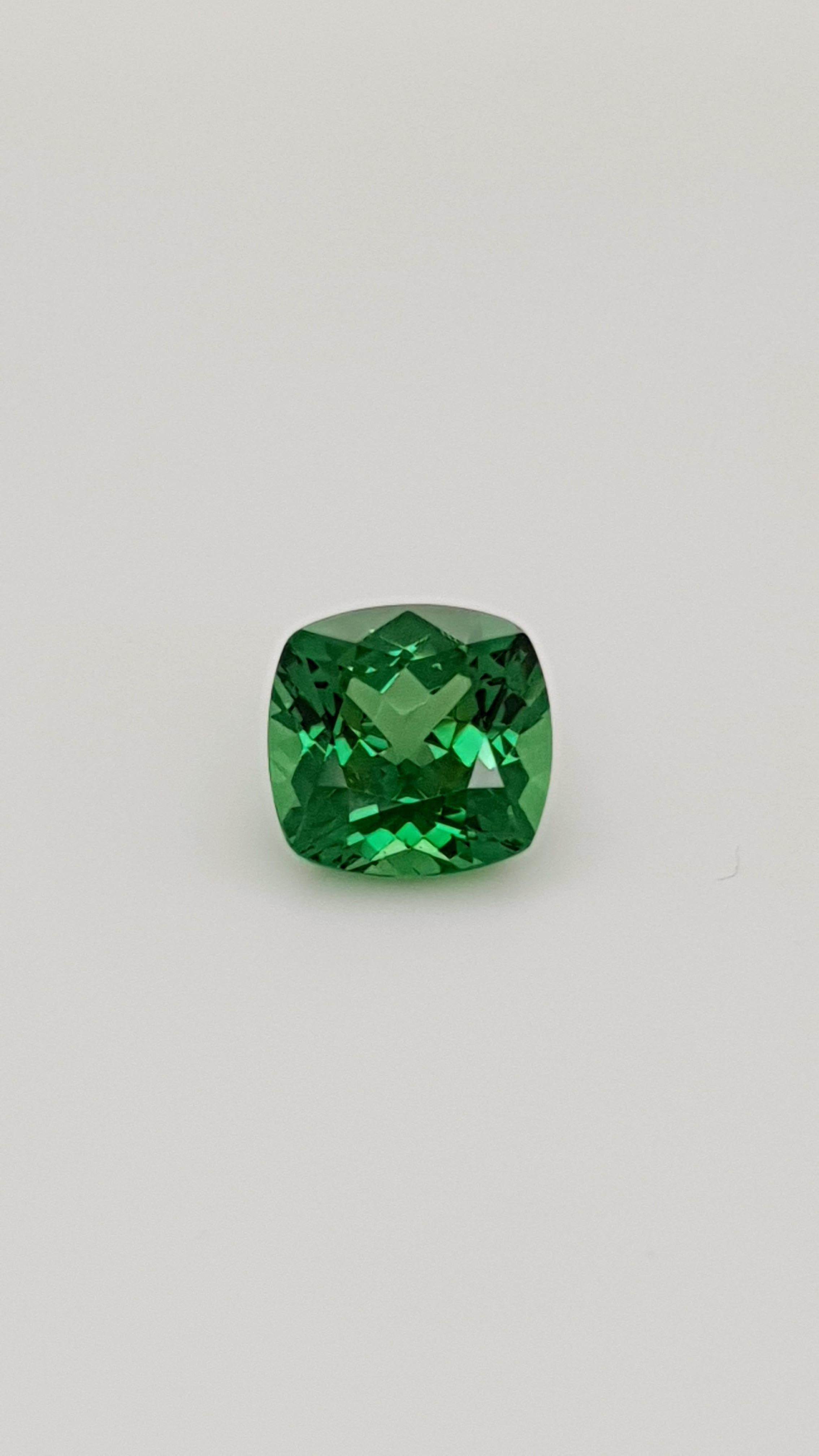 Intense Green Tsavorite Garnet, Faceted Gem, 4, 61 ct., loose Gemstone For Sale 5
