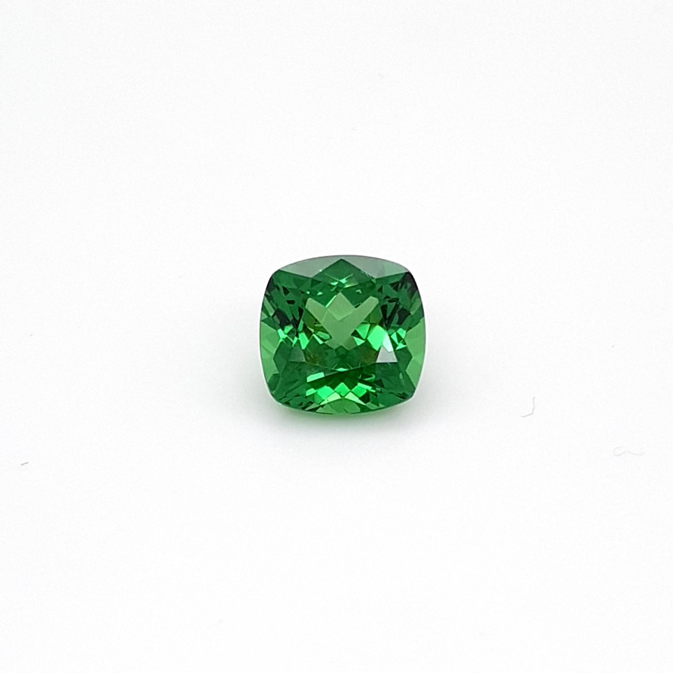 We are delighted to be able to offer for sale, this 4,61 ct. Tsavorite Garnet from our exclusive collection.
This beautiful rare gem has a rich green green color and a great fire. Cutting, proportion and cleaness enable an very high light return