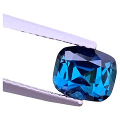 Encre intense bleu indigo avec tourmaline non sertie de 1,35 carat en forme de coussin