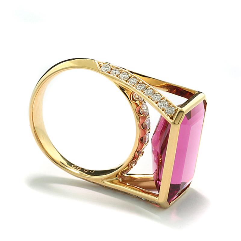 Intense Pink Tourmaline and Diamonds Ring 18 Karat Yellow Gold ALGT Certified In New Condition For Sale In München, DE