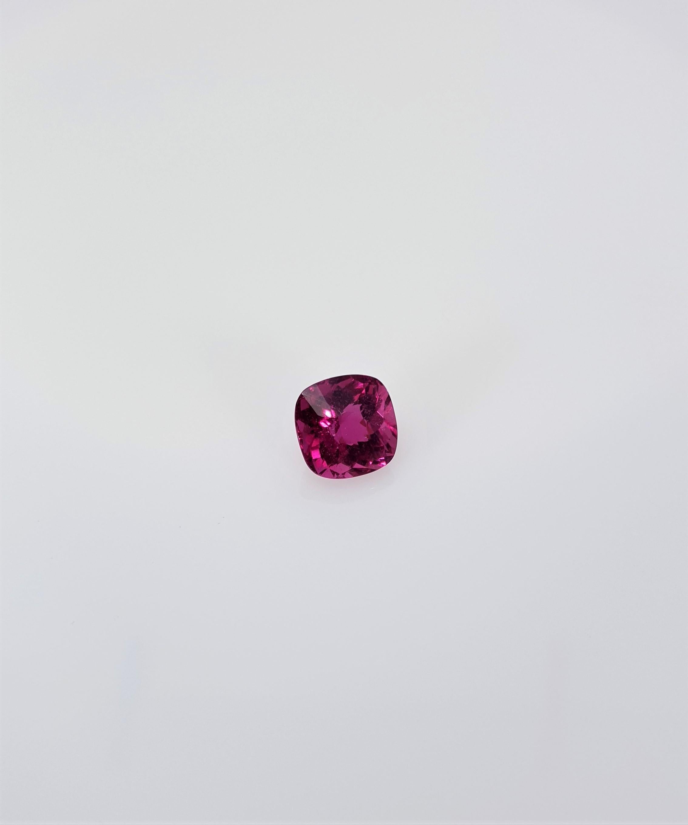 We are delighted to be able to offer, this 9,74 ct. violet pink Rubelite from our collection.
This beautiful gem has a intense violet pink color and a great fire. Cutting and proportion enable an very high light return from every angle!
The stone