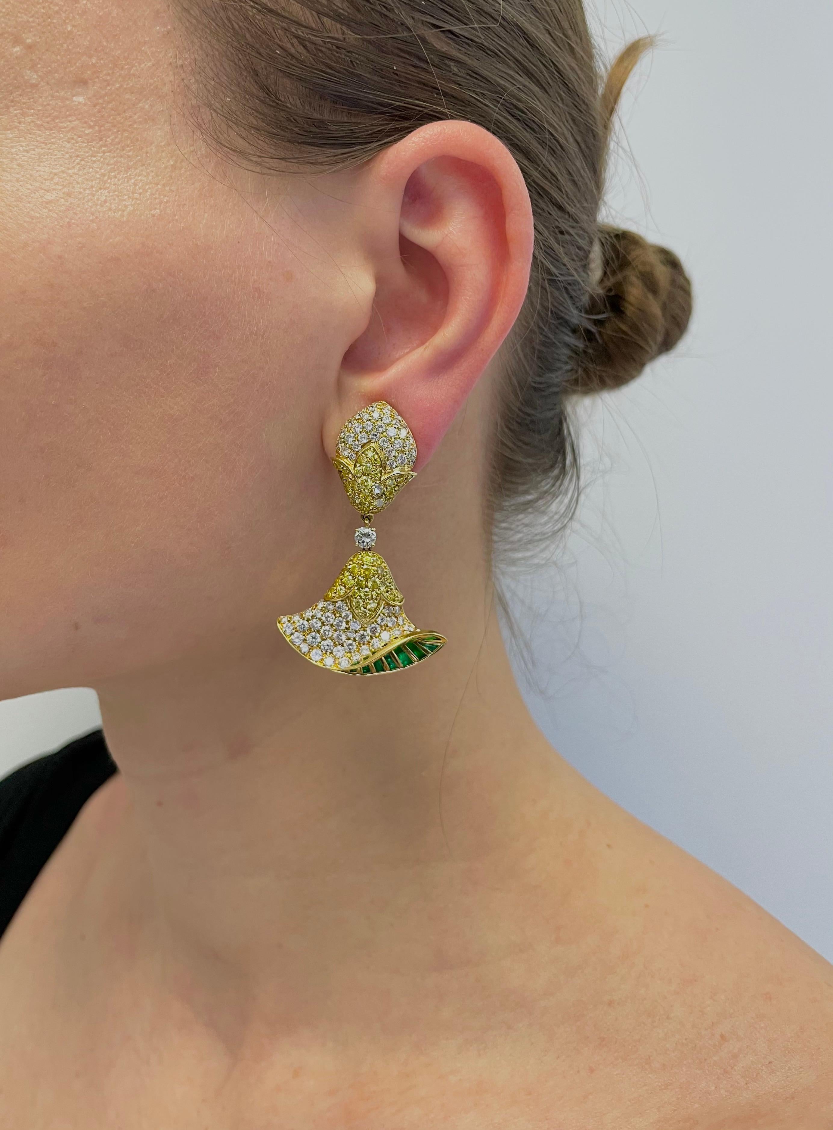 Beautiful belle flower style diamond earrings with 128 Intense fancy yellow diamonds  with total weight of 4.5 carats, 161 white diamonds with total weight of 6.5 carats, 2 brilliant diamonds with 0,56 carats  and 44 emerald shape emeralds with