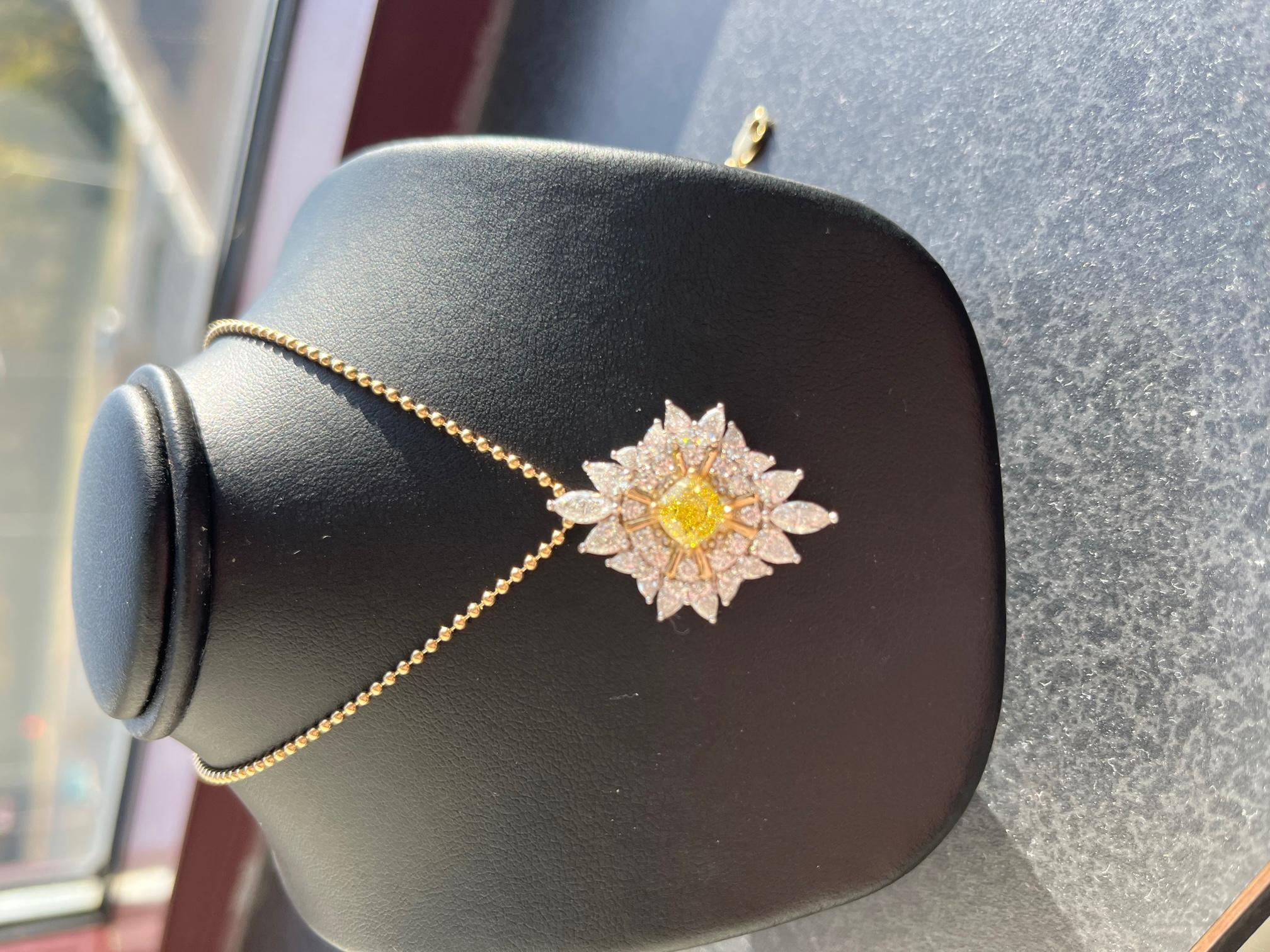 Intense yellow diamond Star pendant:  In New Condition For Sale In Overland Park, KS