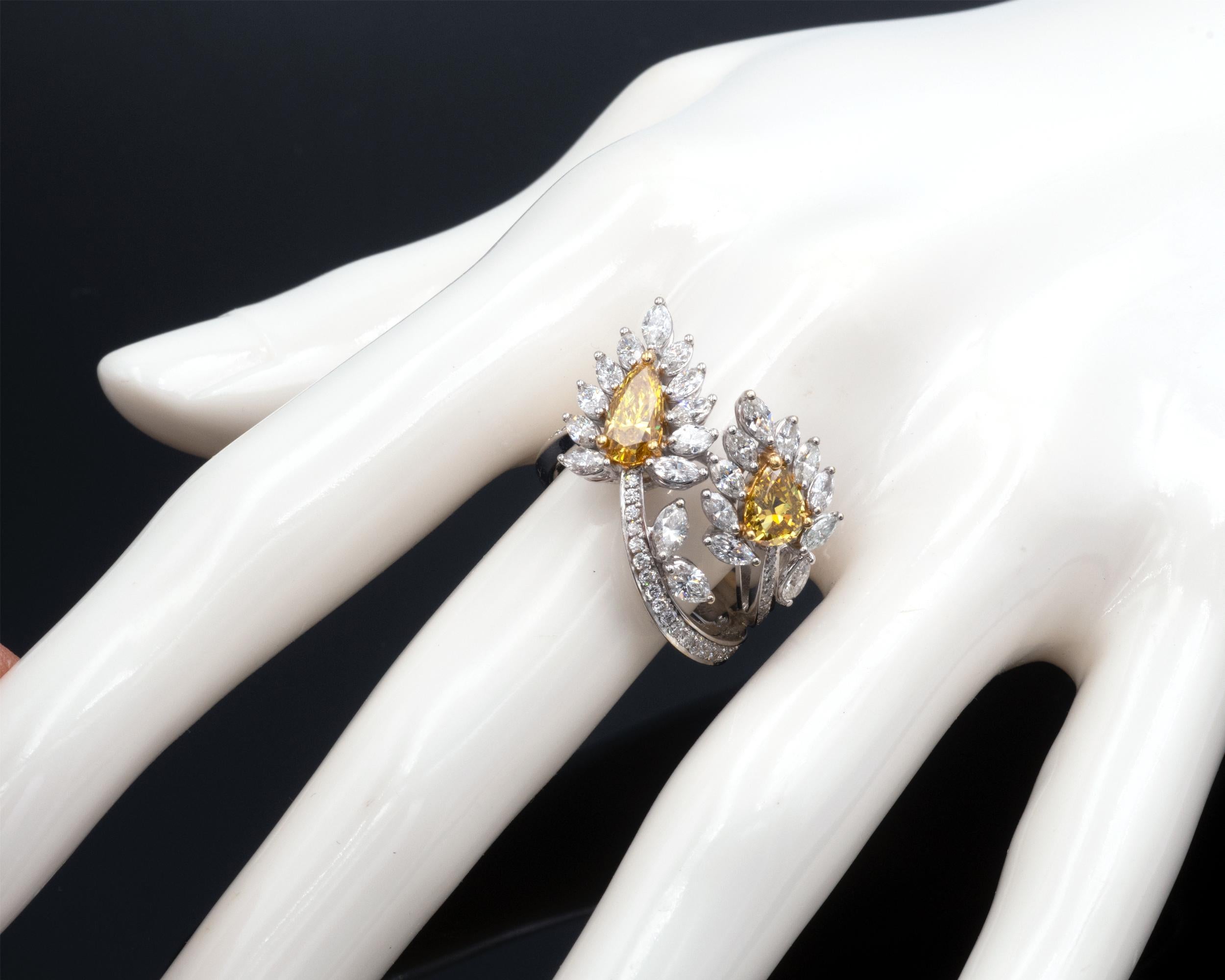 Taille poire Bague en or blanc et diamants jaunes intenses en vente
