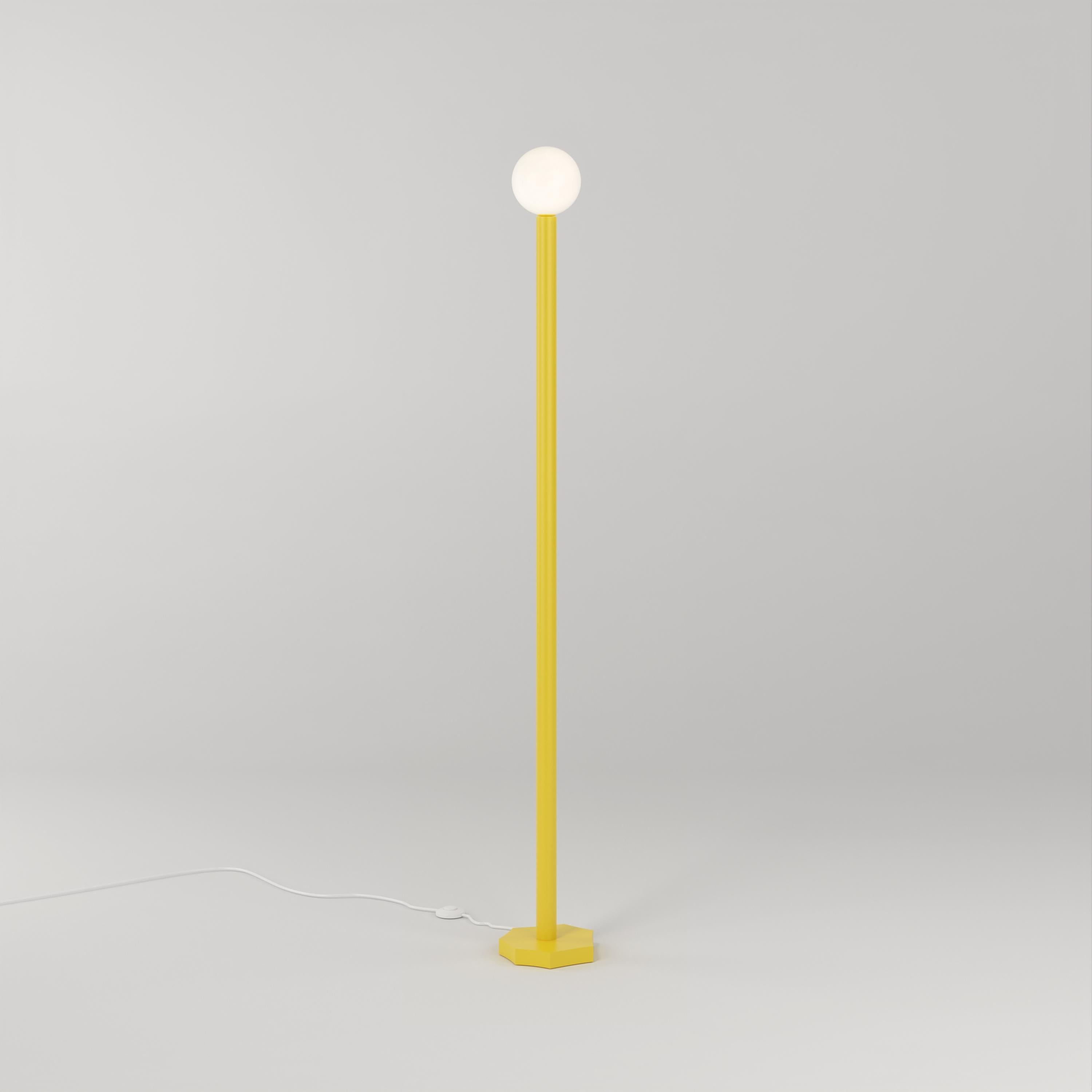 Lampada da terra con contorni gialli intensi di Atelier Ati
Dimensioni: D 20,4 x H 156,7 cm.
Materiali: Metallo verniciato a polvere, vetro bianco.

Disponibile con base a cilindro tagliato, base a forma libera o base a uovo.
Disponibile con globo o