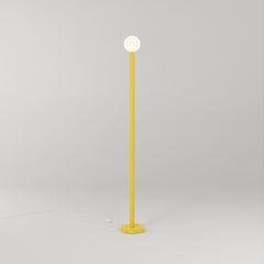 Lampadaire découpé aux contours jaunes intenses par Atelier Areti