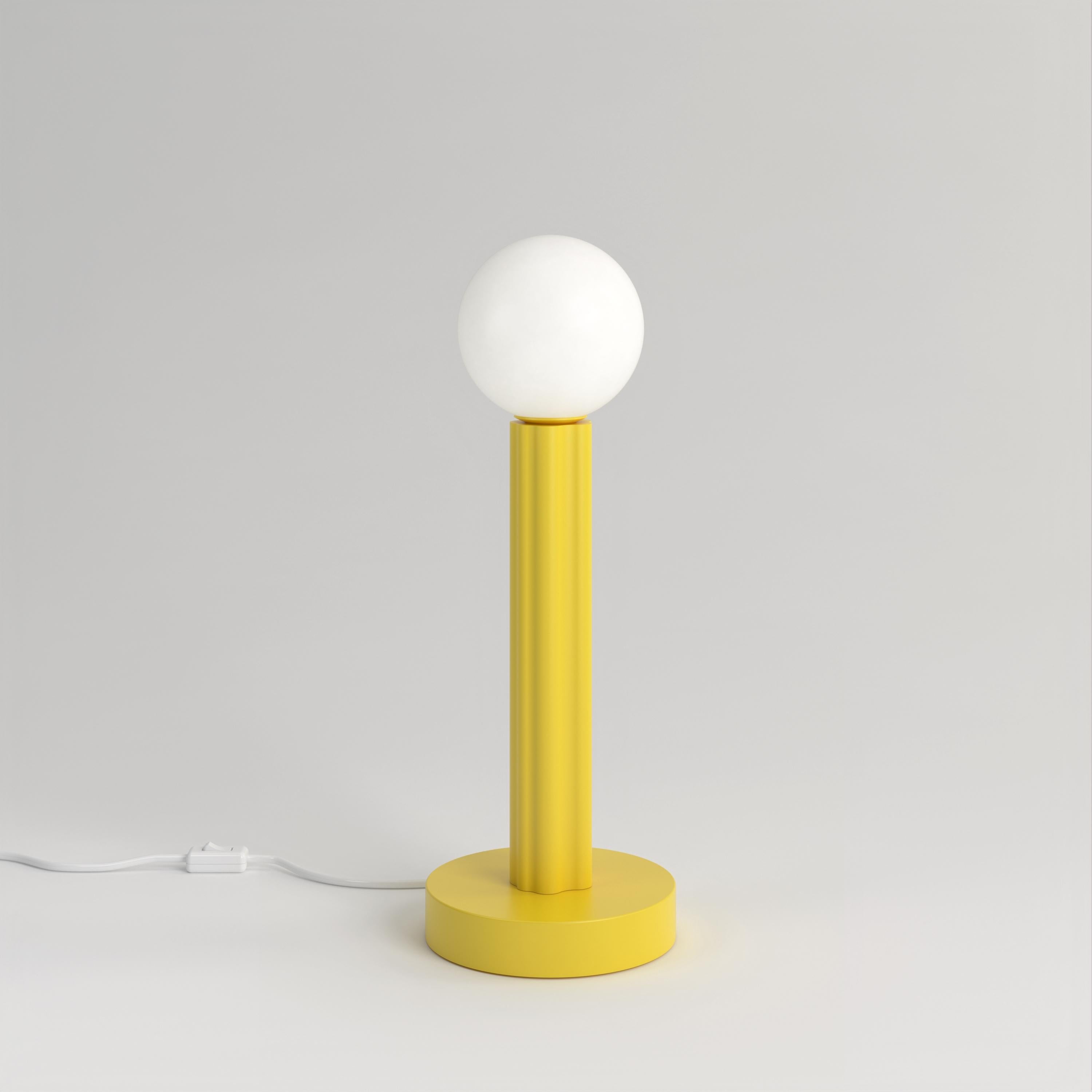 Lampe de bureau jaune intense de l'Atelier Areti
Dimensions : D 12,3 x H 34,5 cm.
Matériaux : Métal revêtu de poudre, verre blanc.

Disponible dans d'autres couleurs. Veuillez nous contacter.

Toutes nos lampes peuvent être câblées en fonction de