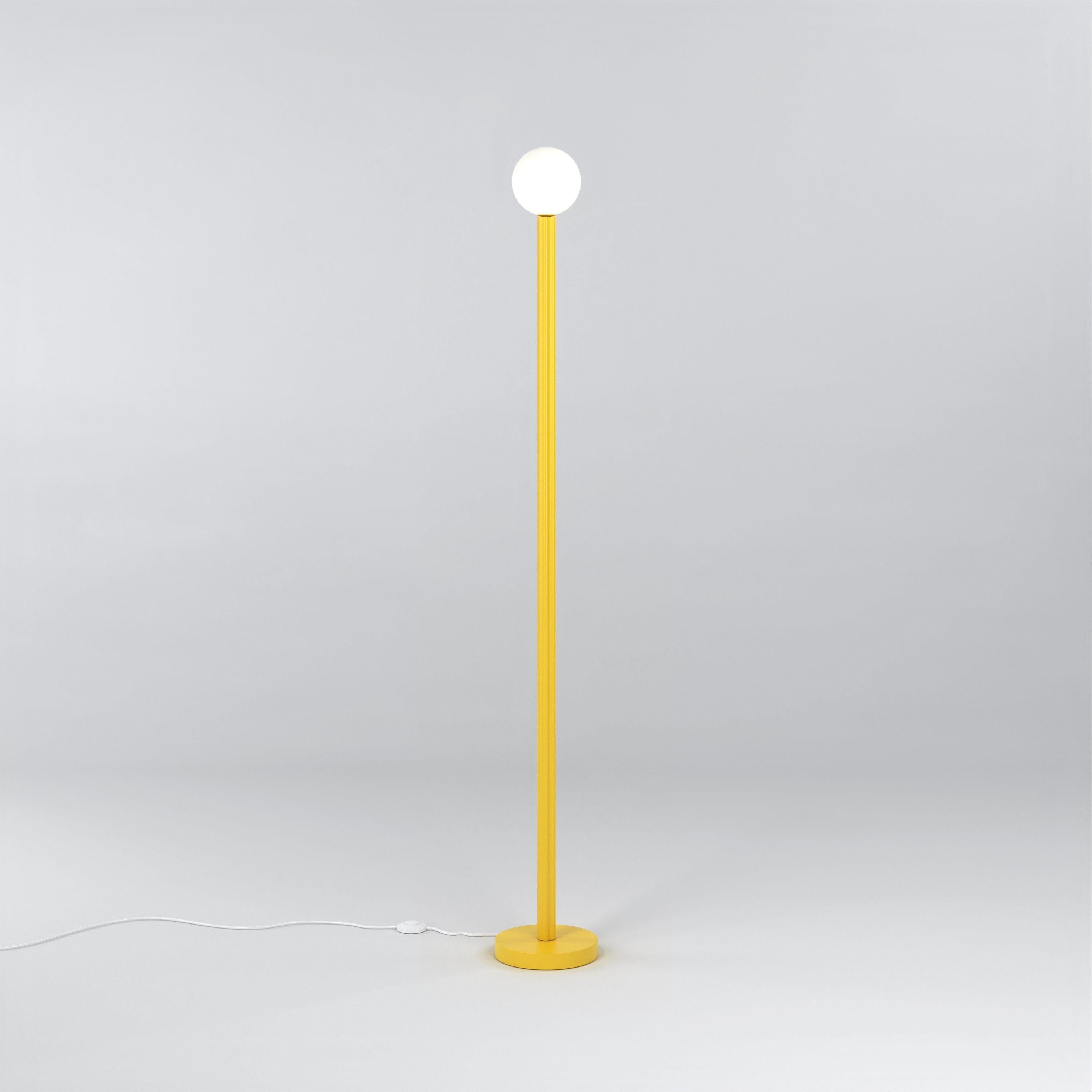 Lampadaire A.Profiles jaune intense par Atelier Areti
Dimensions : D 20 x H 156,7 cm.
Matériaux : Métal revêtu de poudre, verre blanc.

Disponible dans d'autres couleurs. Veuillez nous contacter.

Toutes nos lampes peuvent être câblées en fonction