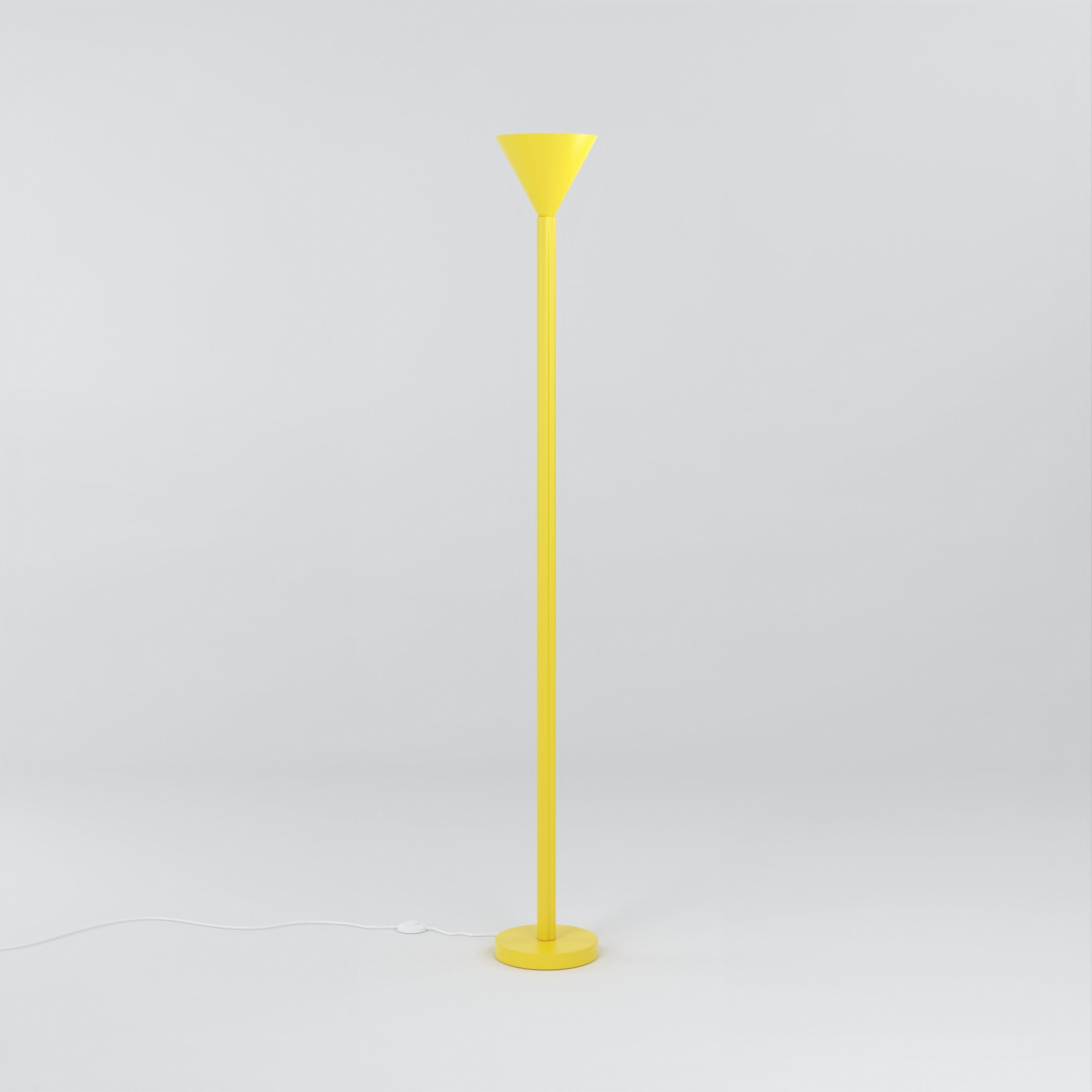 Lámpara de pie Perfiles Amarillo Intenso de Atelier Areti
Dimensiones: P 20 x Alt 159 cm.
Materiales: Metal con recubrimiento en polvo.

Disponible en otros colores. Póngase en contacto con nosotros.

Todas nuestras lámparas pueden cablearse según