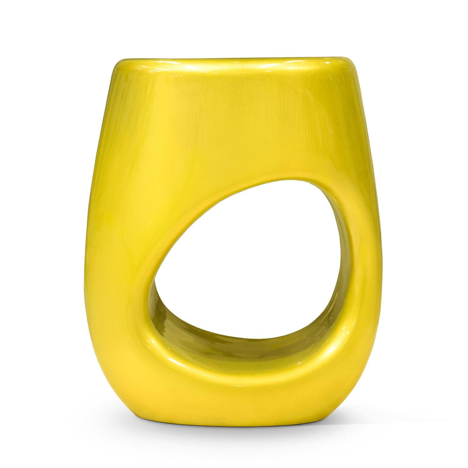 Sgabello Yellow Intense con struttura in resina e fibra di vetro
con finitura laccata ad alta lucentezza
Disponibile su richiesta anche nel colore del cliente