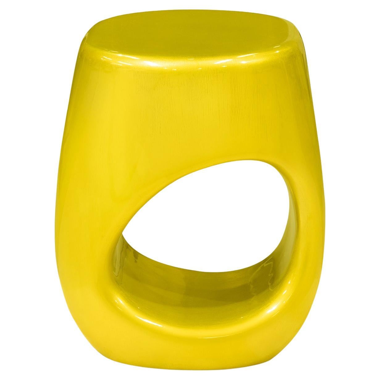 Sgabello giallo intenso in vendita