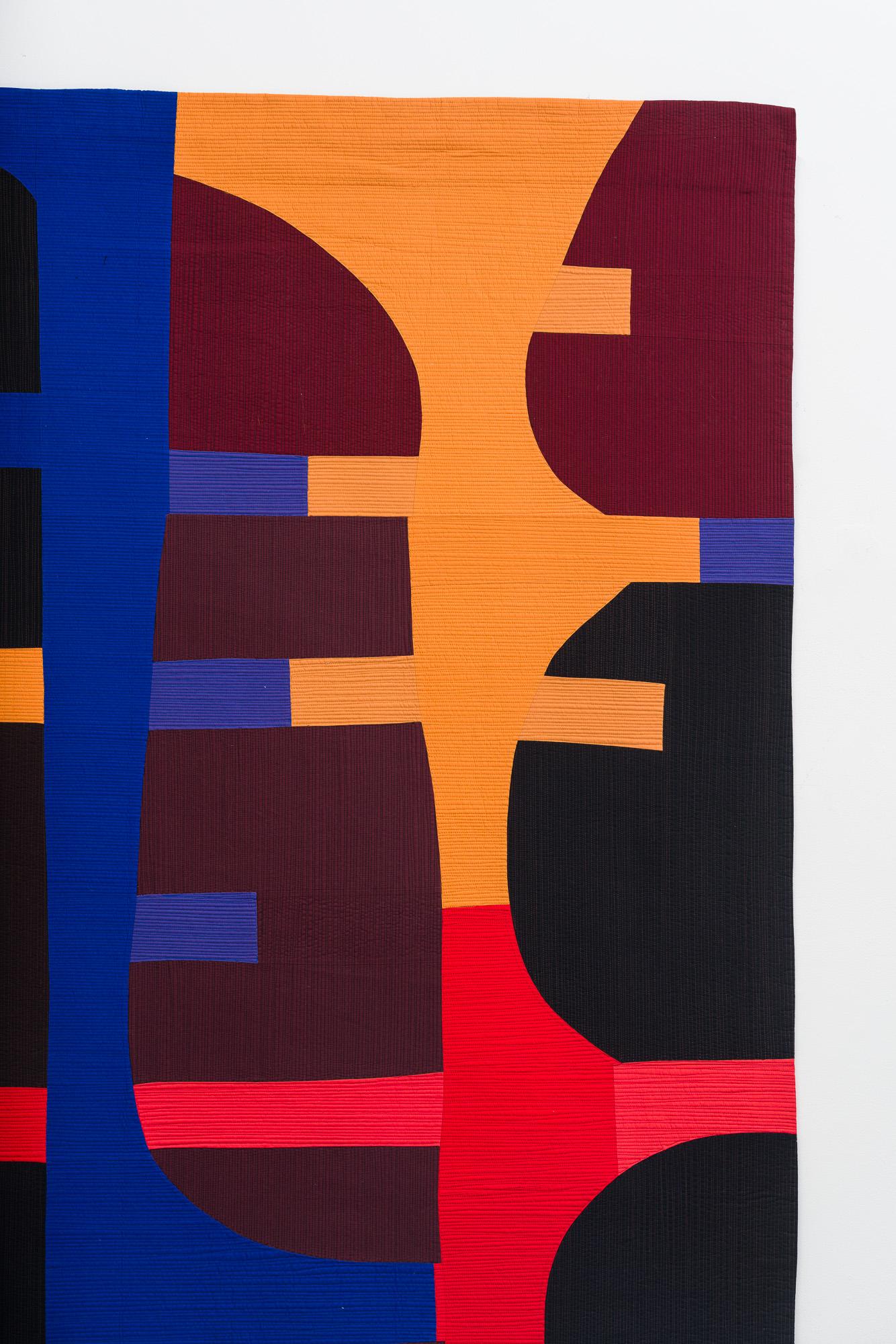 Die zeitgenössische Textilkünstlerin Gerri Spilka nimmt gewöhnliche Baumwollstücke und verwandelt sie in kraftvolle Collagen aus leuchtenden Farben. Dabei verbindet sie disparate Elemente des Quiltens, der modernen Abstraktion und der menschlichen